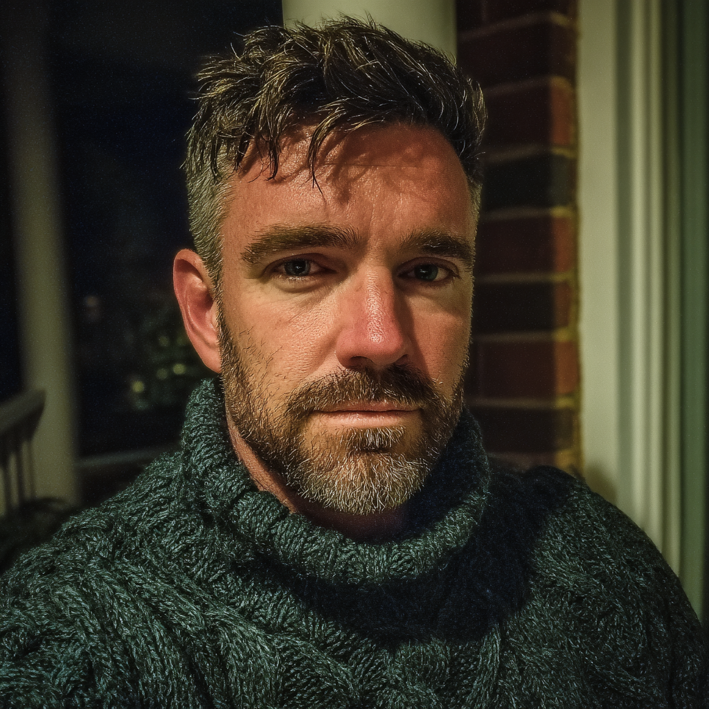 Un hombre pensativo en un porche | Fuente: Midjourney