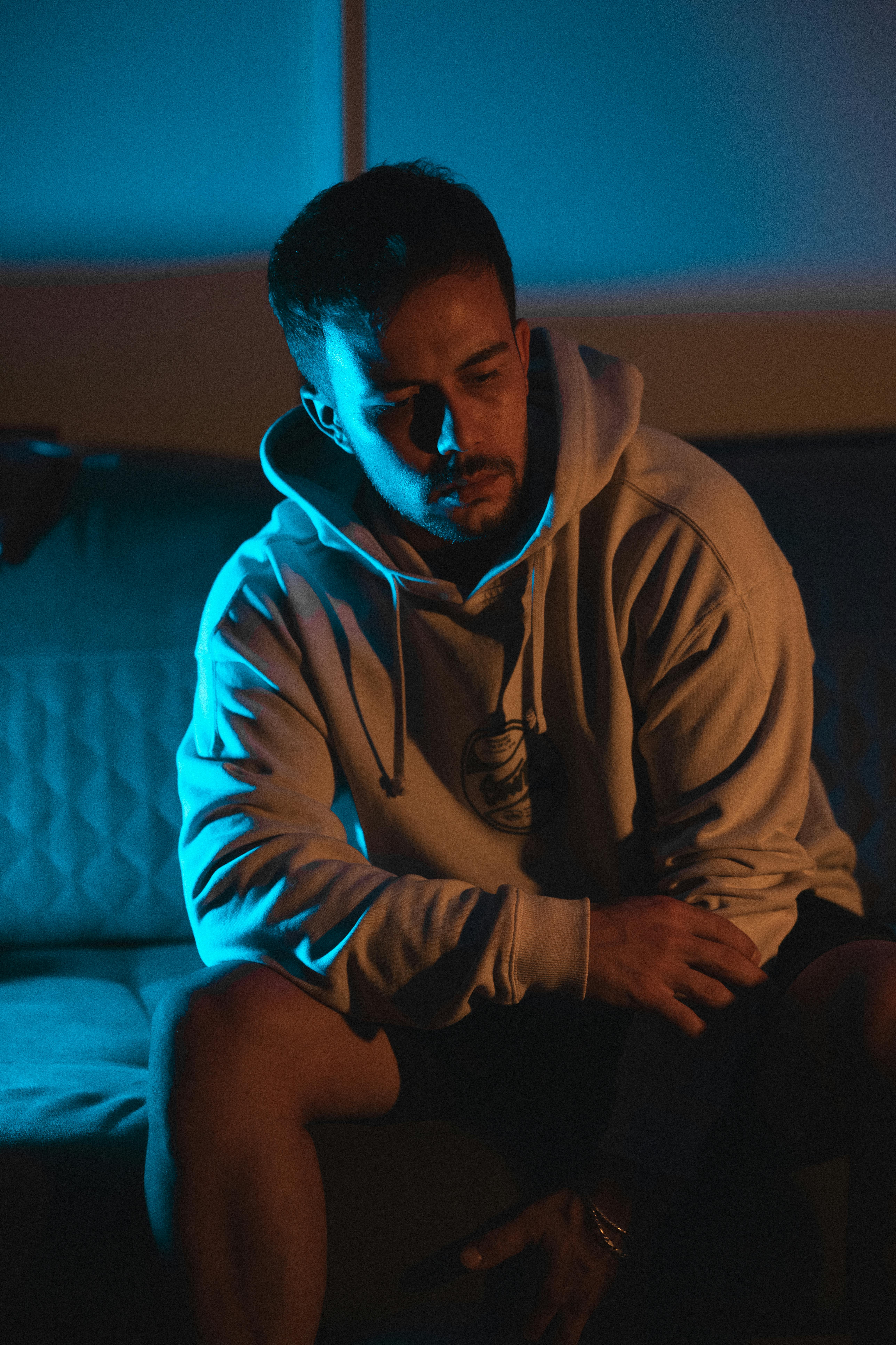 Un hombre serio en un salón oscuro | Fuente: Pexels