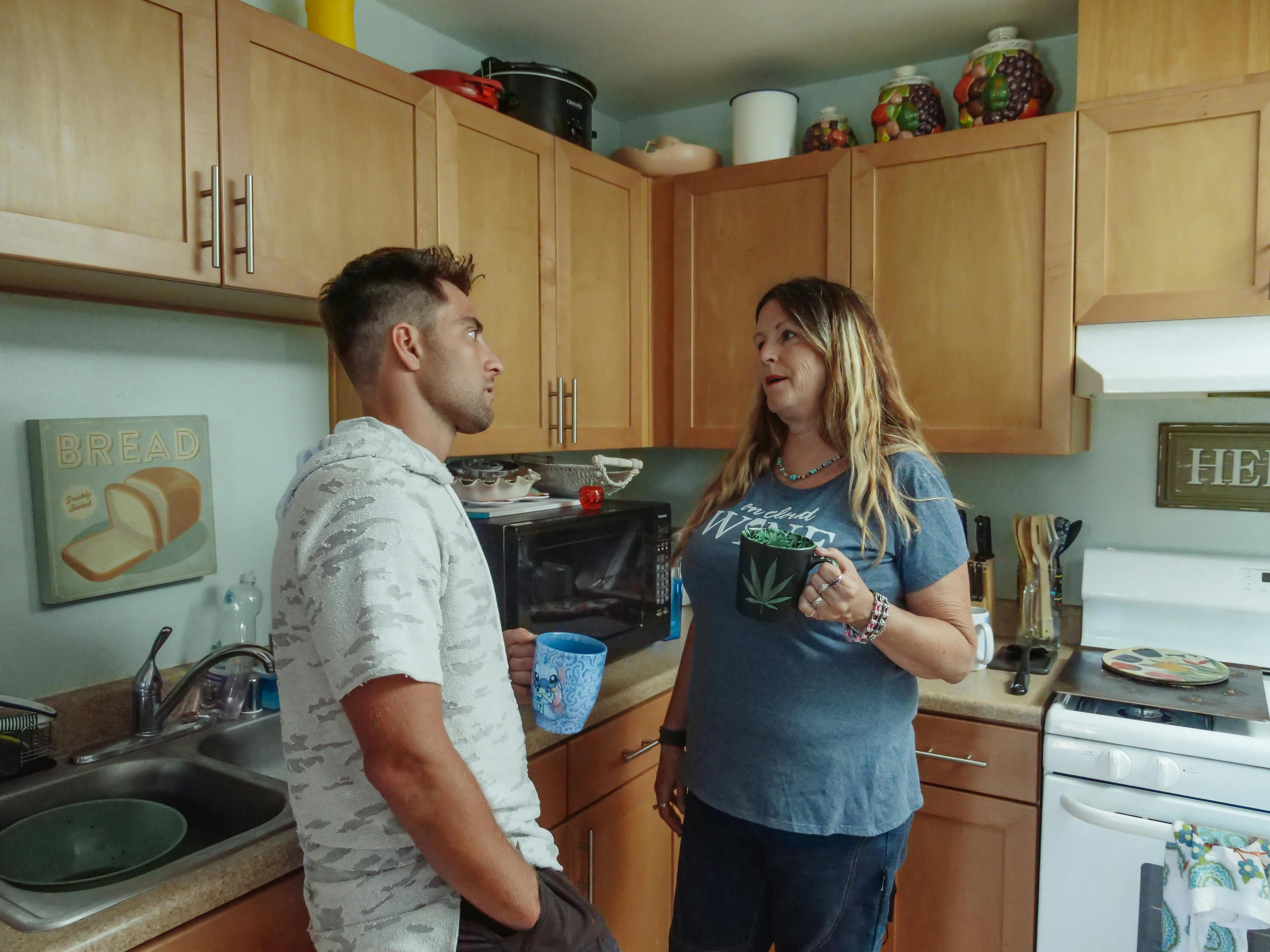 Una madre y su hijo hablando en la cocina | Fuente: Pexels