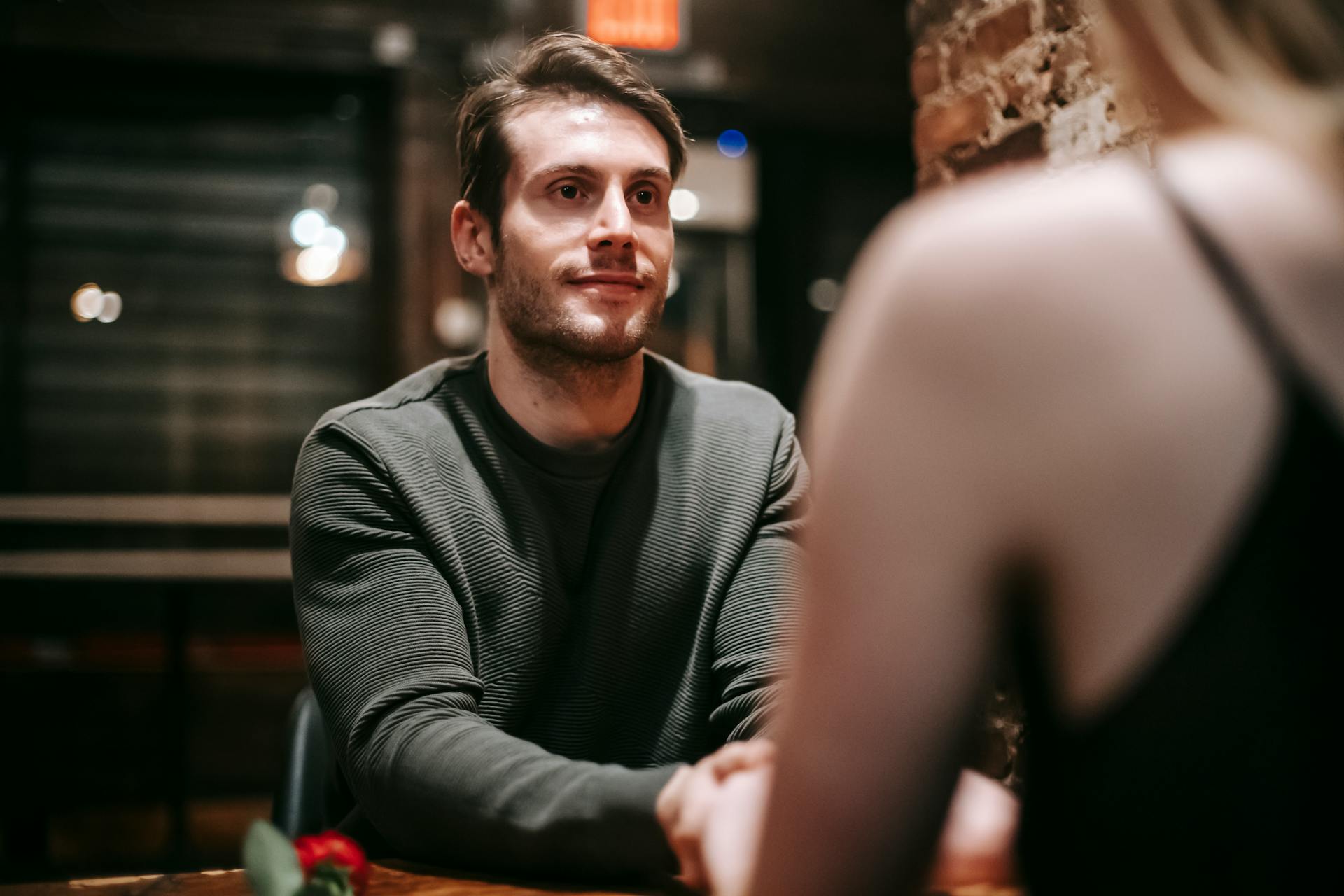 Una pareja cenando en un restaurante | Fuente: Pexels