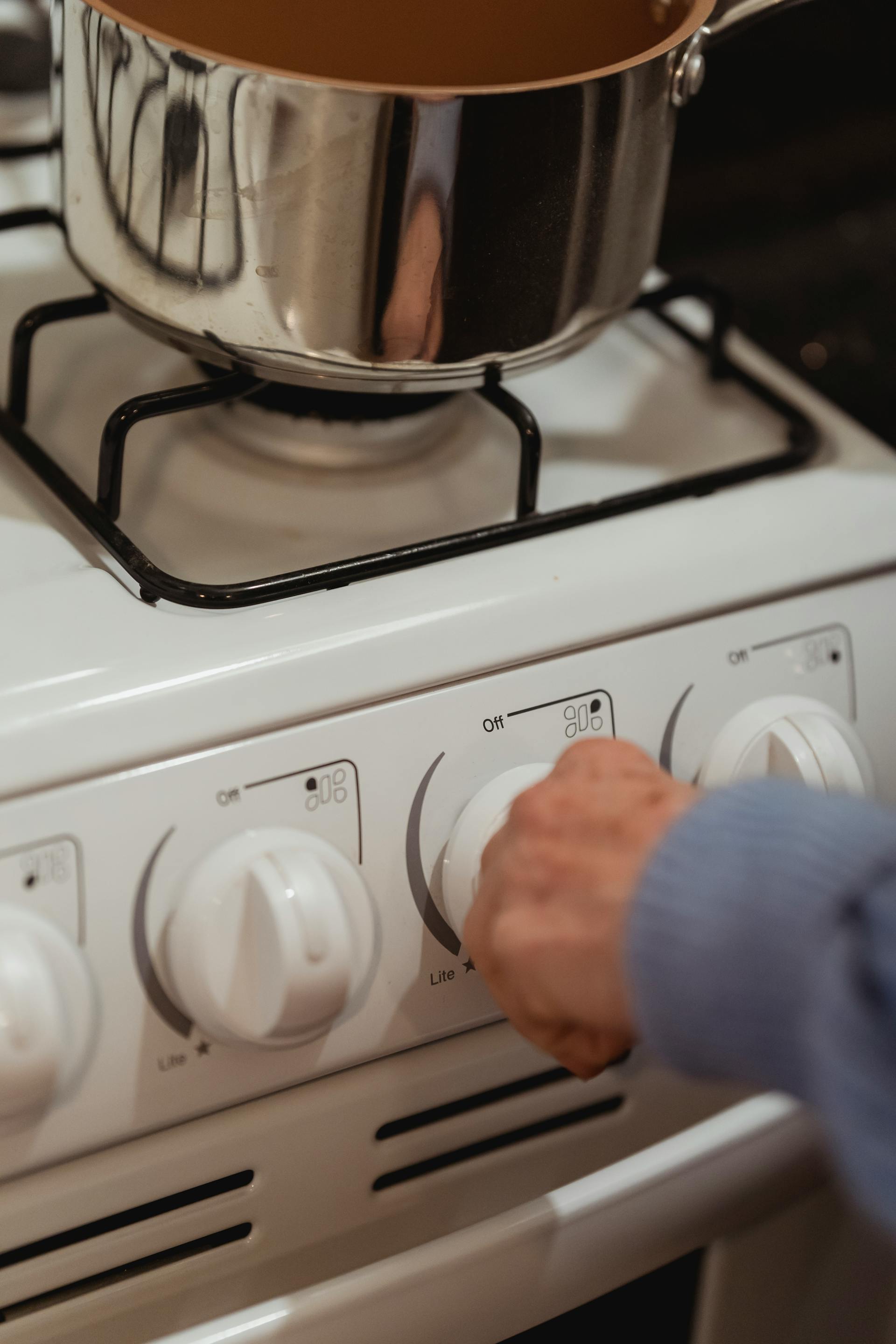 Una persona cocinando en una olla | Fuente: Pexels