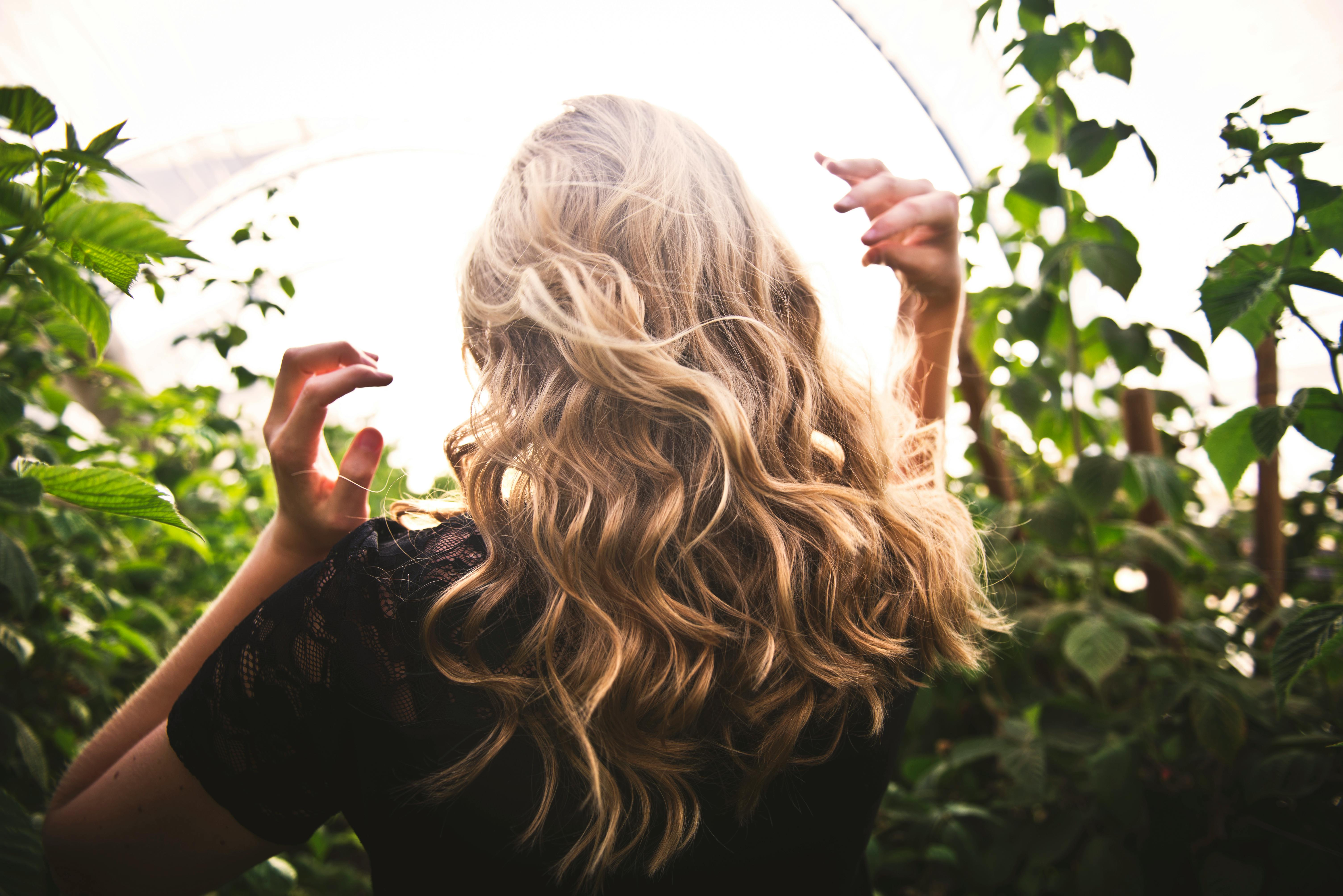 La vista trasera de una mujer rubia | Fuente: Pexels