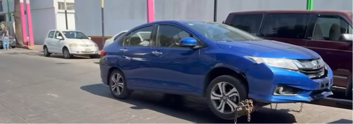 Vehículo que arrolló a Roberto Hernández, hallado en calles del municipio de Nezahualcóyotl, en el Estado de México | Fuente: YouTube/adn Noticias