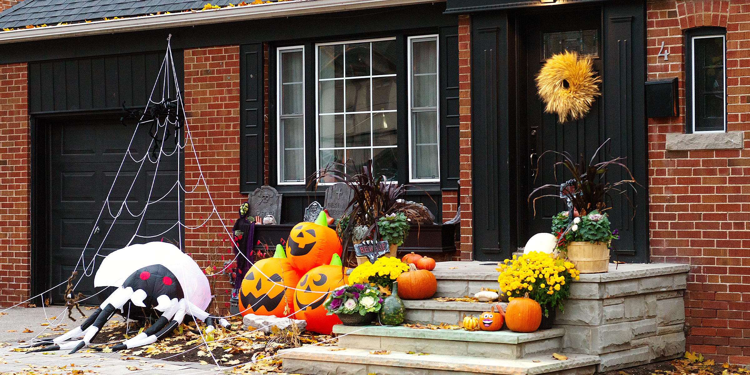 Decoración de Halloween en un porche | Fuente: Shutterstock