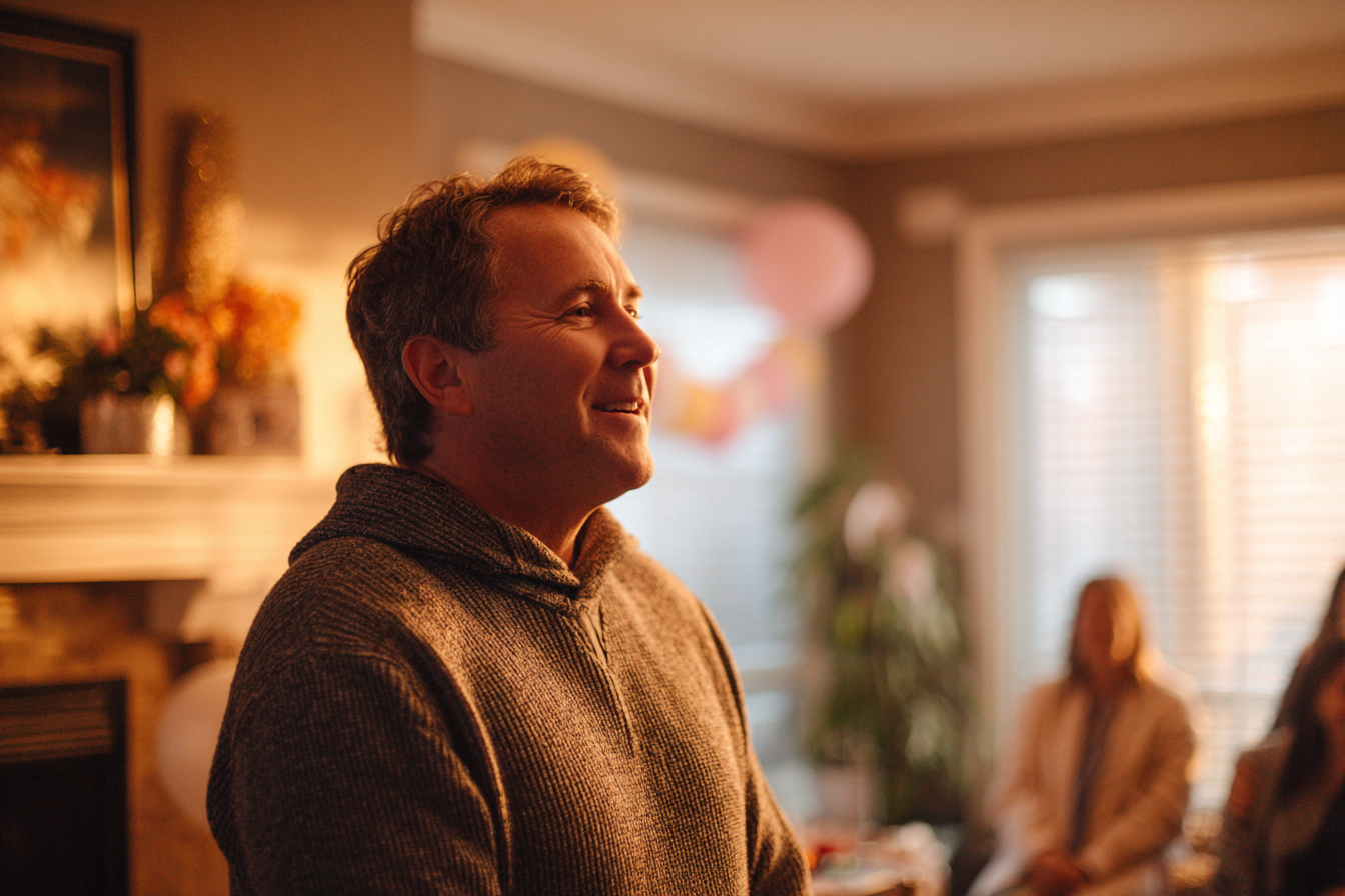 Un hombre de pie en su casa | Fuente: Midjourney