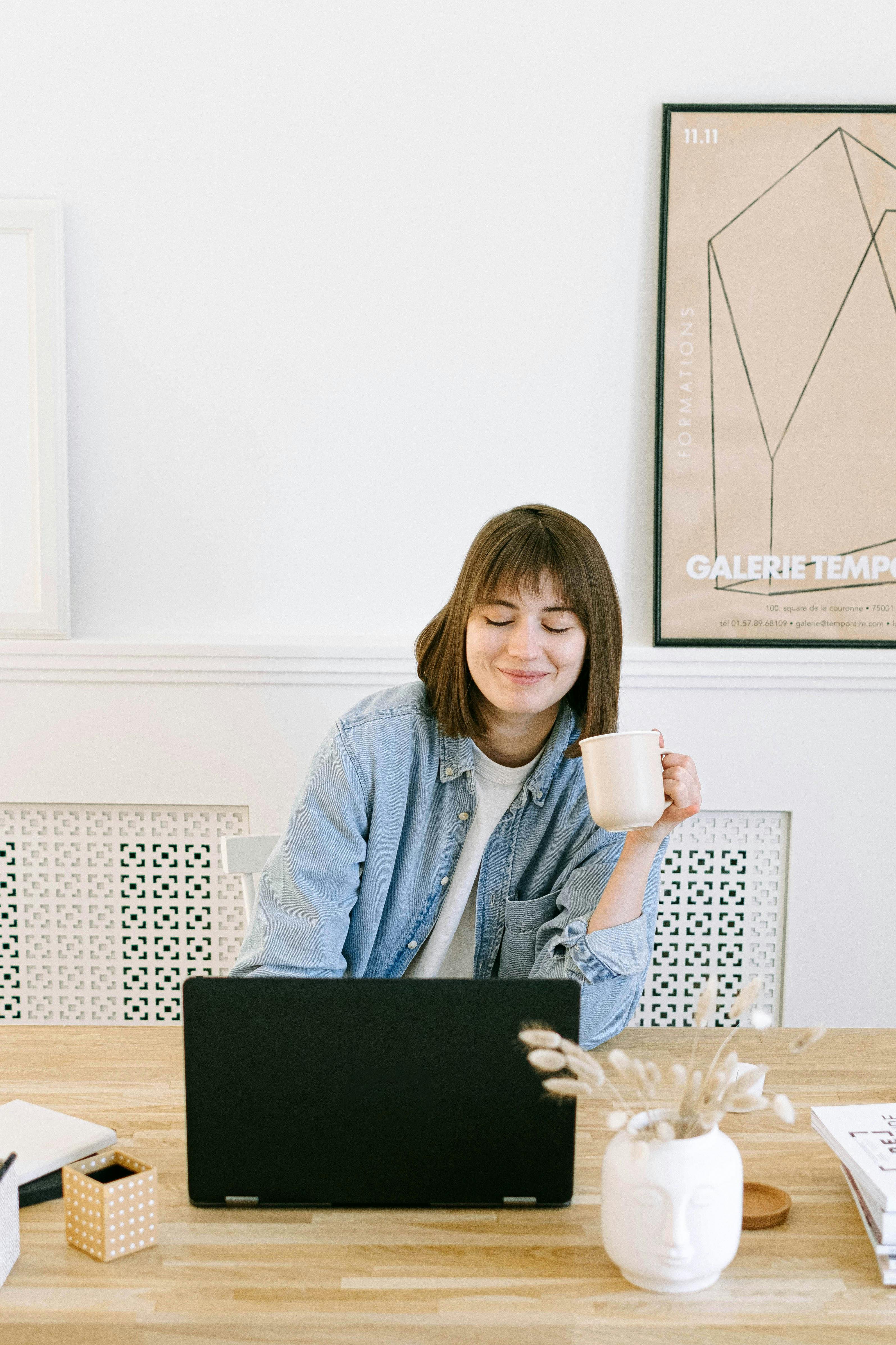 Una mujer feliz con su portátil | Fuente: Pexels