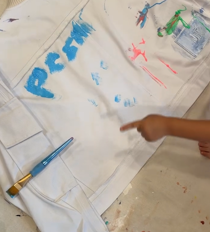 Indigo señala las letras mientras explica el significado | Fuente: Instagram/camilo