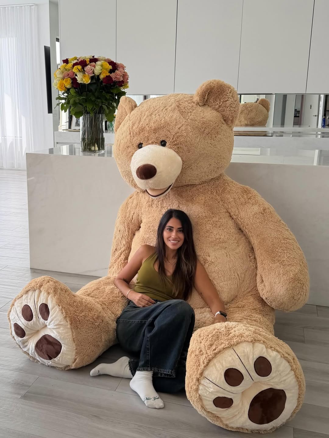 Antonela Roccuzzo con un oso de peluche de gran tamaño | Fuente: Instagram/antonelaroccuzzo