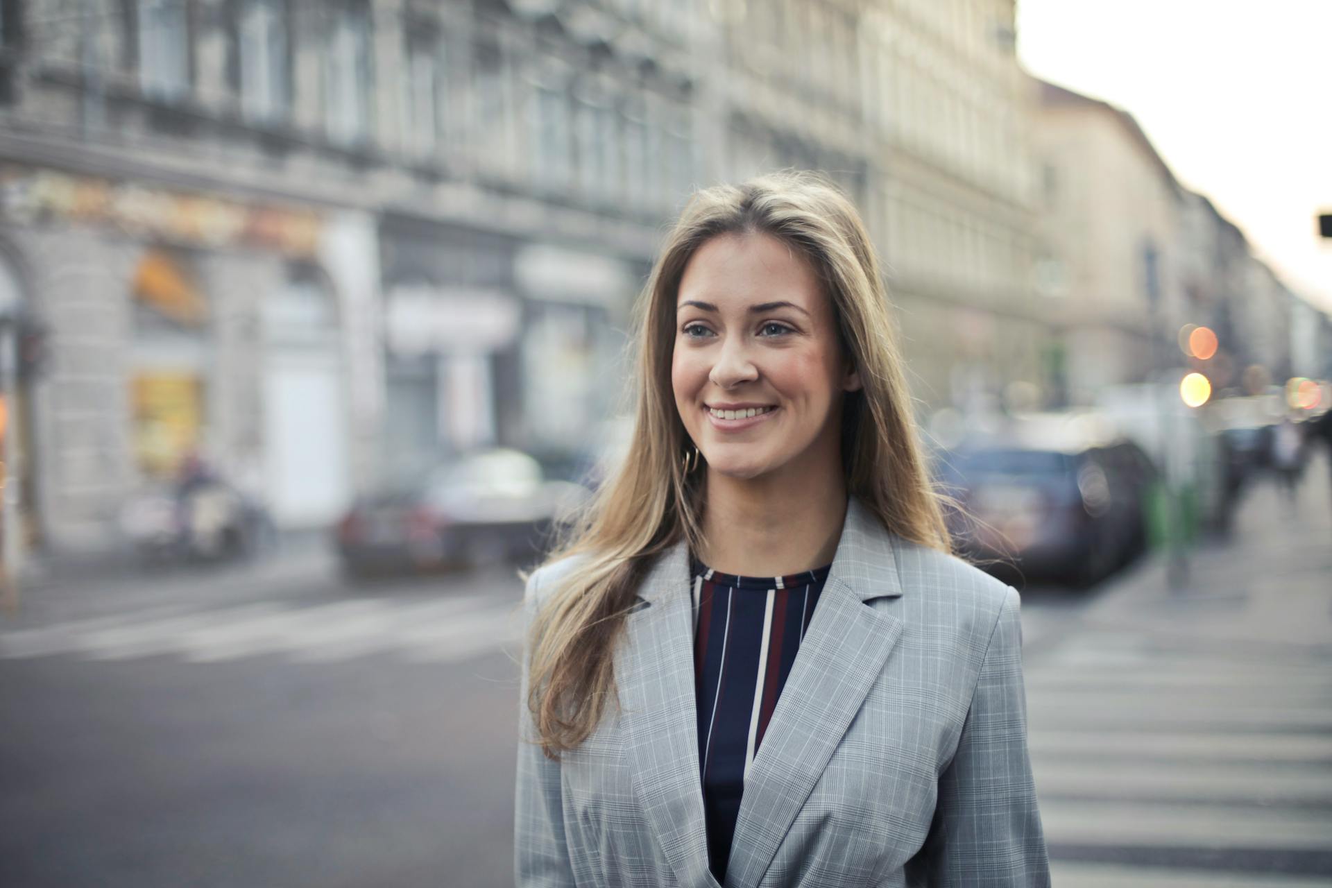 Una mujer sonriente | Fuente: Pexels