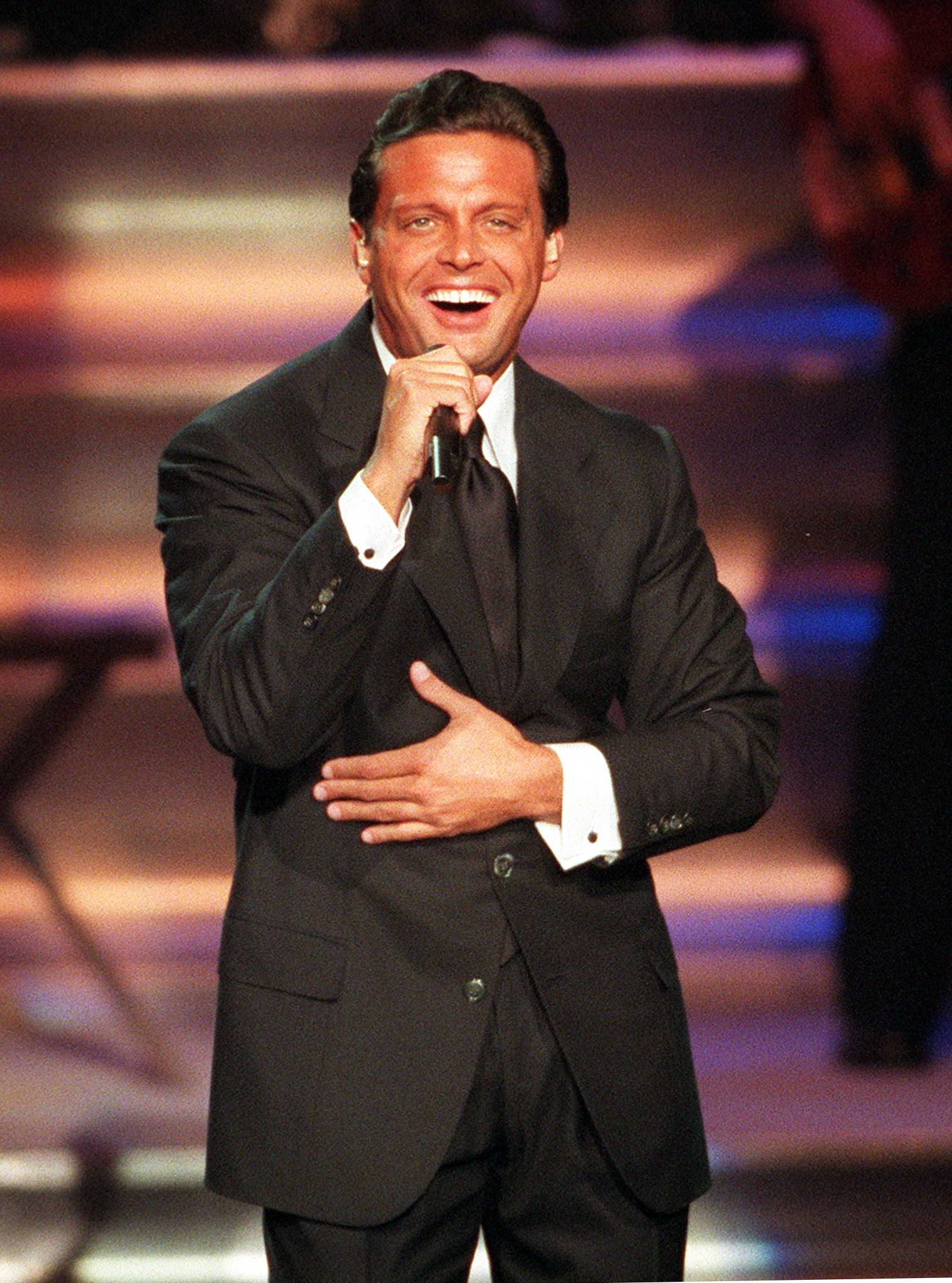 Luis Miguel en concierto en el Anfiteatro Universal, 03 de febrero de 2000. | Fuente: Getty Images