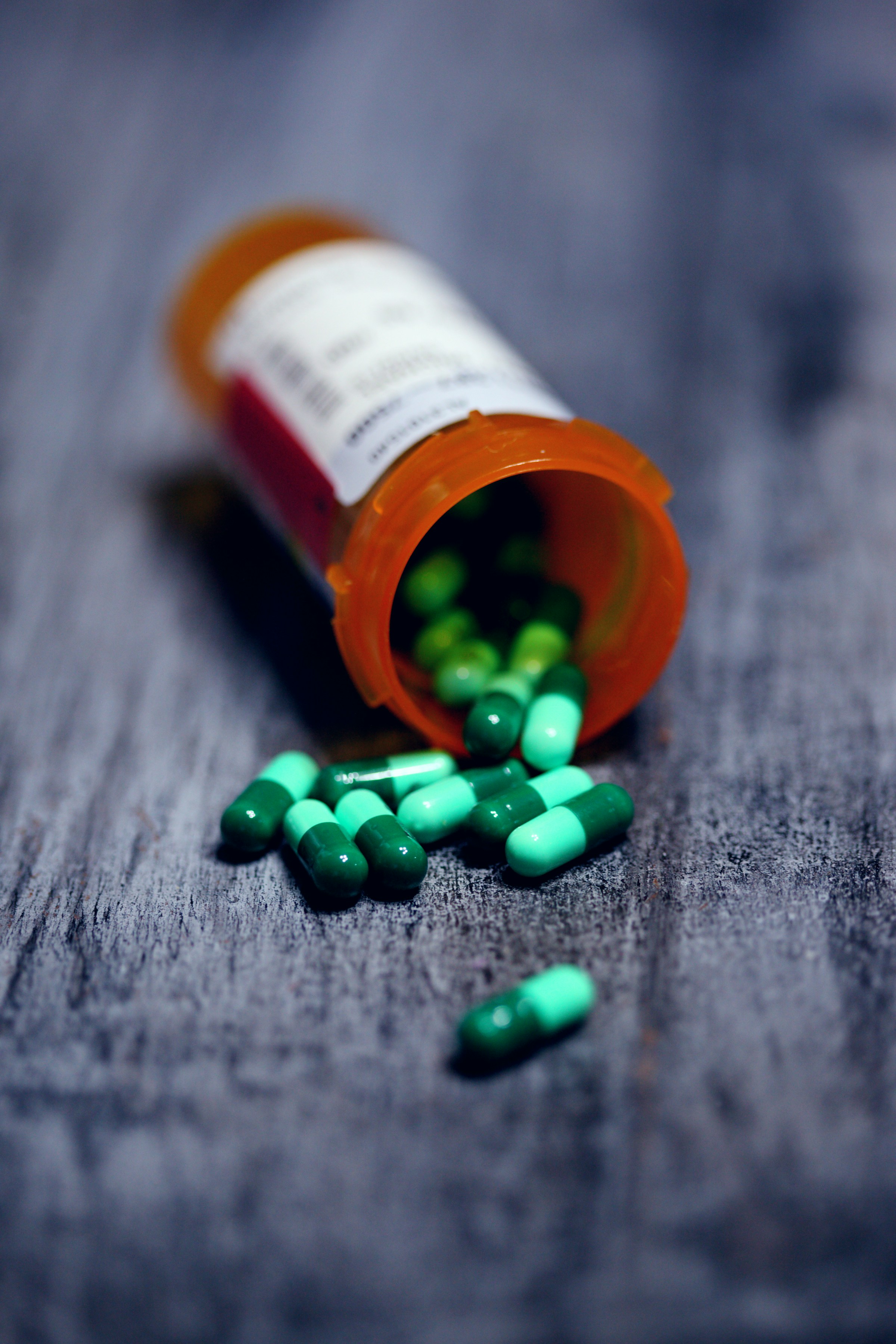 Un frasco de medicamento con cápsulas | Fuente: Unsplash
