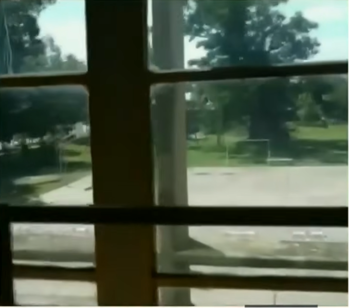 Vista hacia el patio del colegio en Argentina donde ocurrió el ataque armado | Fuente: YouTube/Noticias Caracol