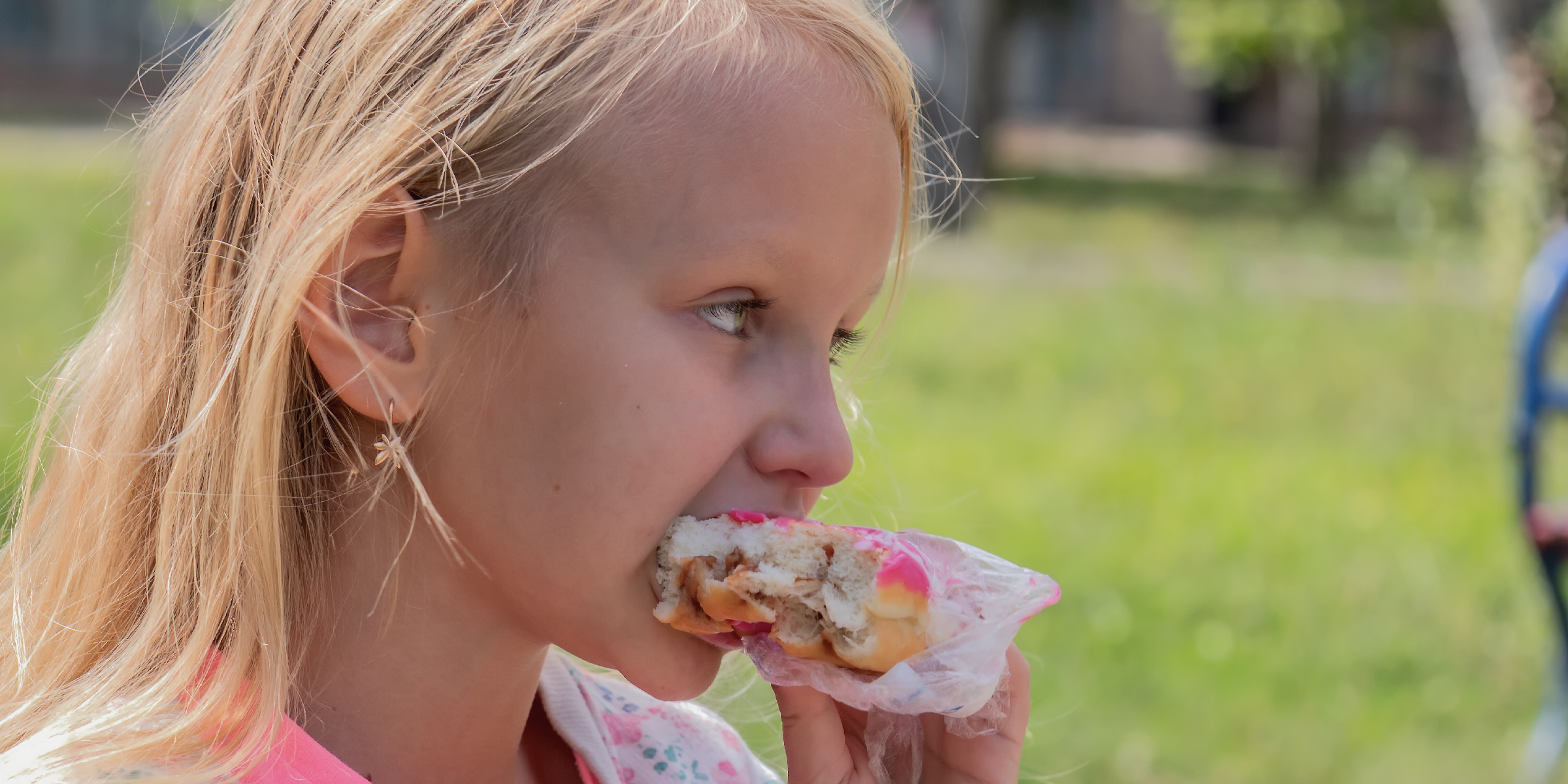 Una niña comiendo una dona | Fuente: Shutterstock