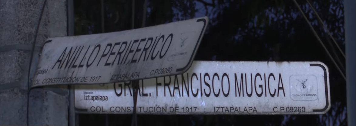 Carteles de la intersección donde fue arrollado Roberto Hernández en Iztapalapa, México | Fuente: YouTube/adn Noticias