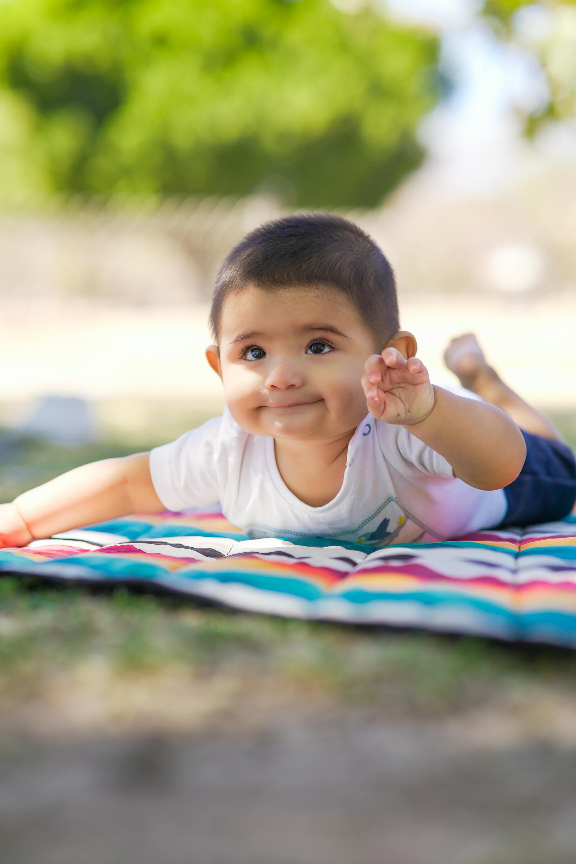 Un lindo bebé tumbado sobre una manta | Fuente: Pexels