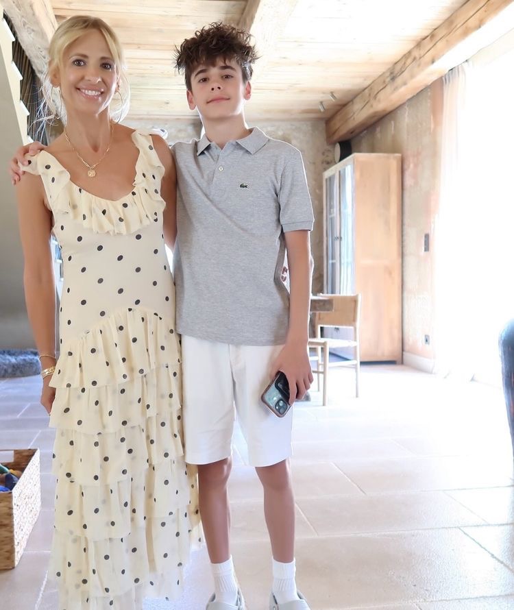 Sarah Michelle Gellar posó junto a su hijo adolescente, Rocky, que llevaba un polo gris y unos pantalones cortos blancos. Esta foto, algo poco habitual, permitió a los fans ver más de cerca al chico, cuyo rostro sus padres habían mantenido cuidadosamente alejado de los focos durante años. | Fuente: Instagram/@sarahmgellar