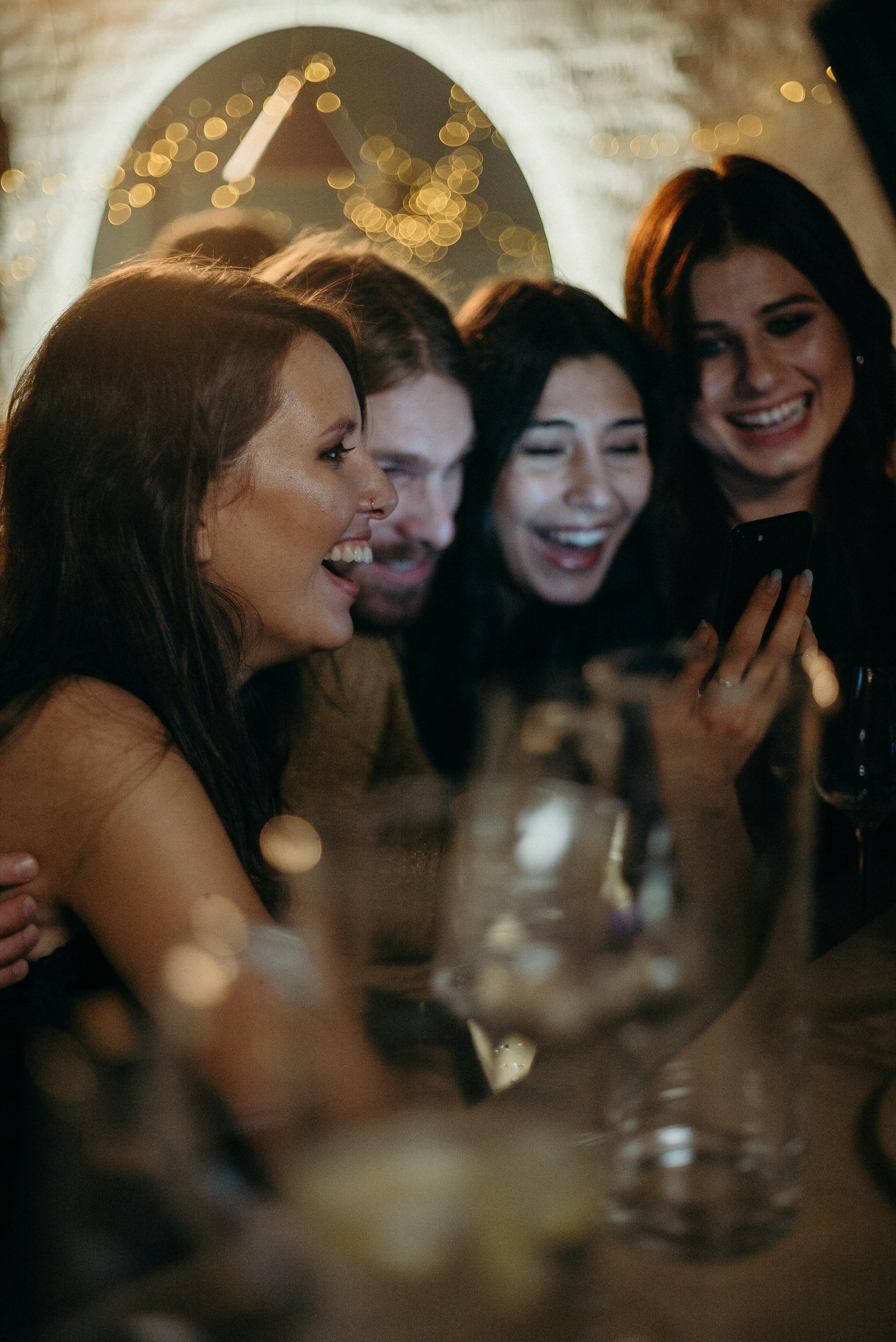 Varias personas riéndose | Fuente: Pexels