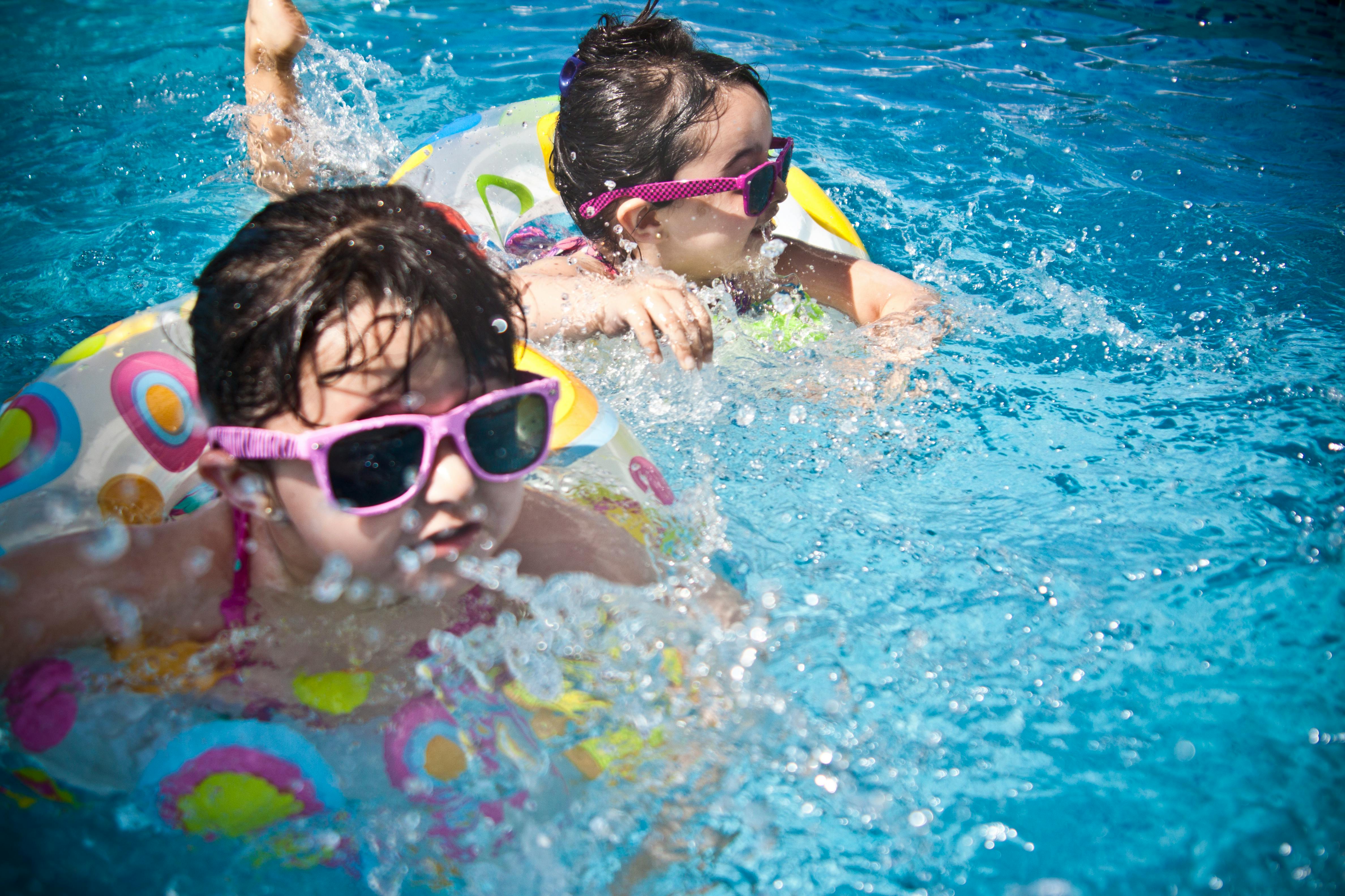 Niños nadando | Fuente: Pexels