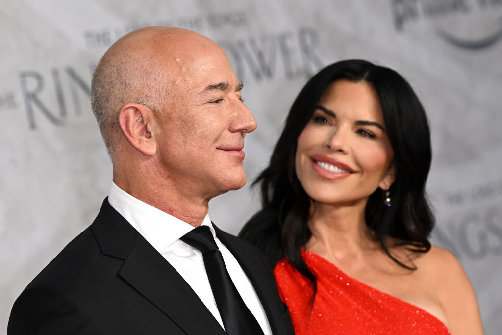 Jeff Bezos, fundador y presidente ejecutivo, y Lauren Sánchez asisten al estreno mundial de *"The Lord of the Rings: The Rings of Power"* en el Odeon Luxe Leicester Square el 30 de agosto de 2022 en Londres, Inglaterra. | Foto: Getty Images