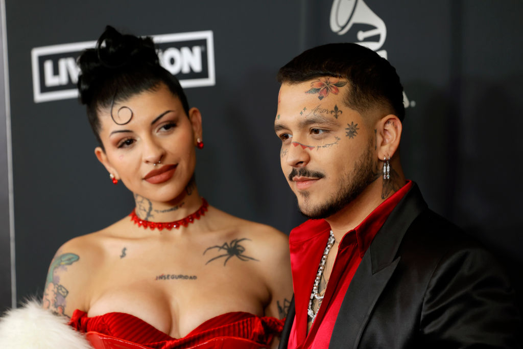 Cazzu y Christian Nodal asisten a la gala Persona del Año 2022 de La Academia Latina de la Grabación en honor a Marco Antonio Solís en el Michelob ULTRA Arena el 16 de noviembre de 2022 en Las Vegas, Nevada. | Foto: Getty Images