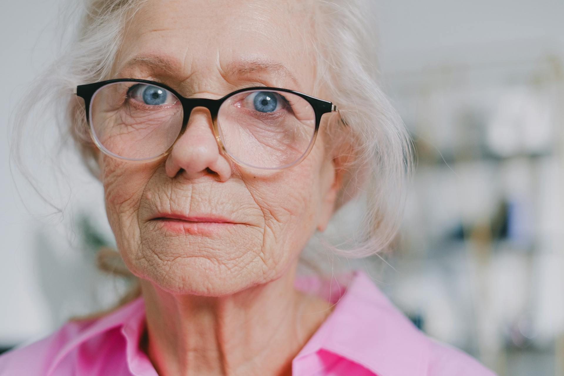 Una anciana con ojos azules y gafas | Fuente: Pexels