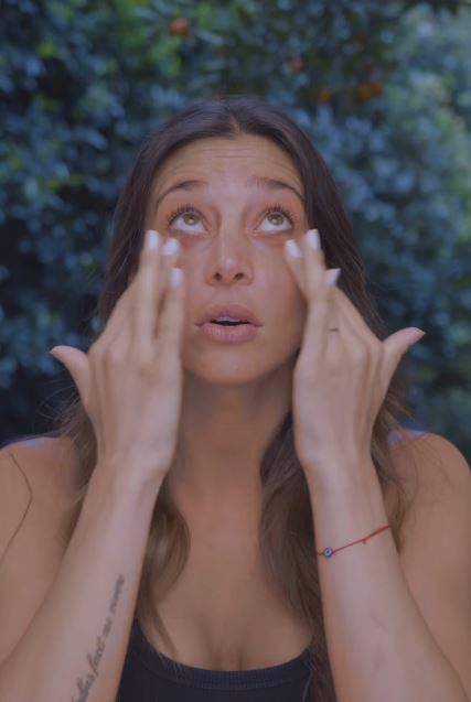Sol Pérez se aplica productos para el contorno alrededor de los ojos | Fuente: Instagram/lasobrideperez