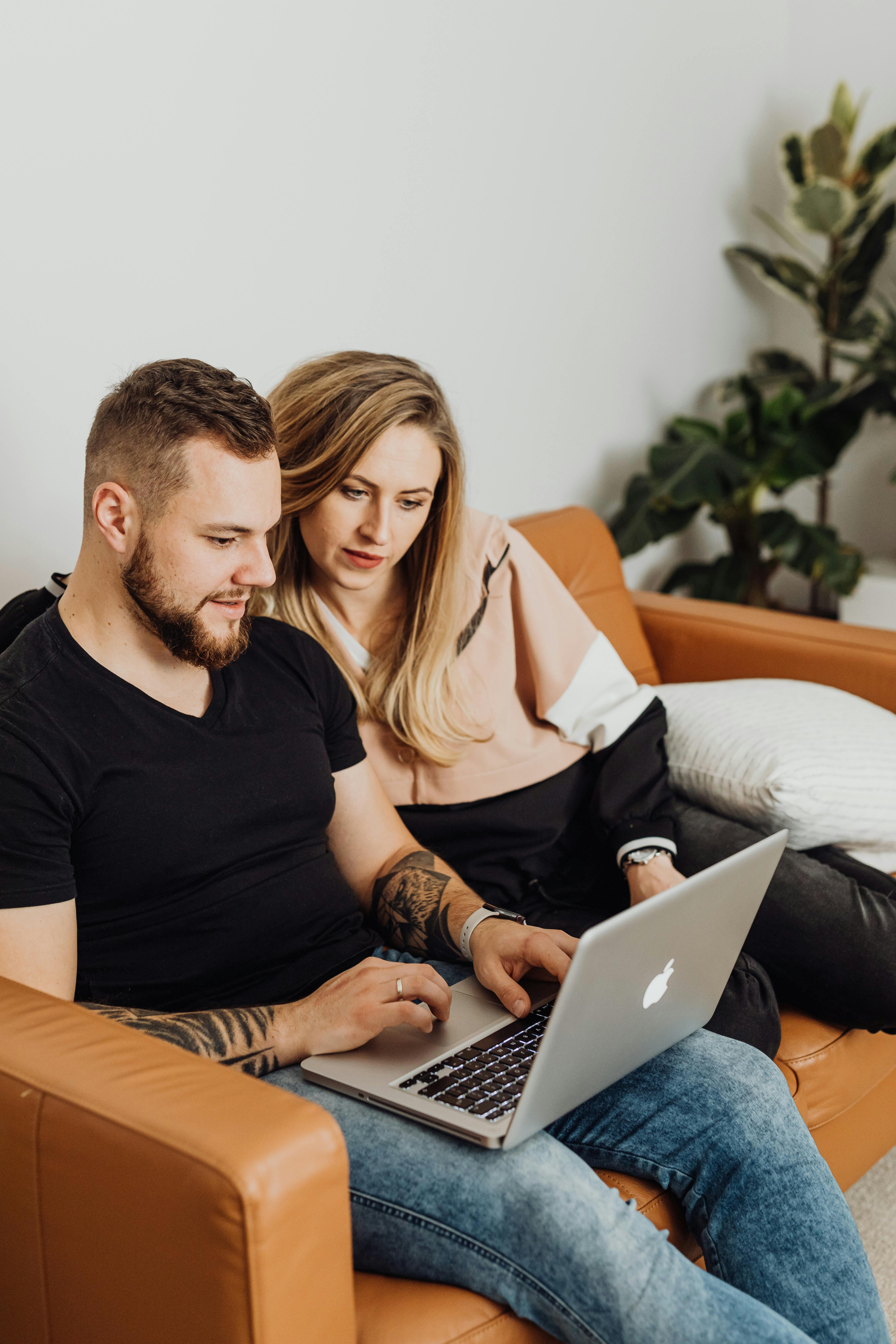 Una pareja viendo algo en un portátil | Fuente: Pexels