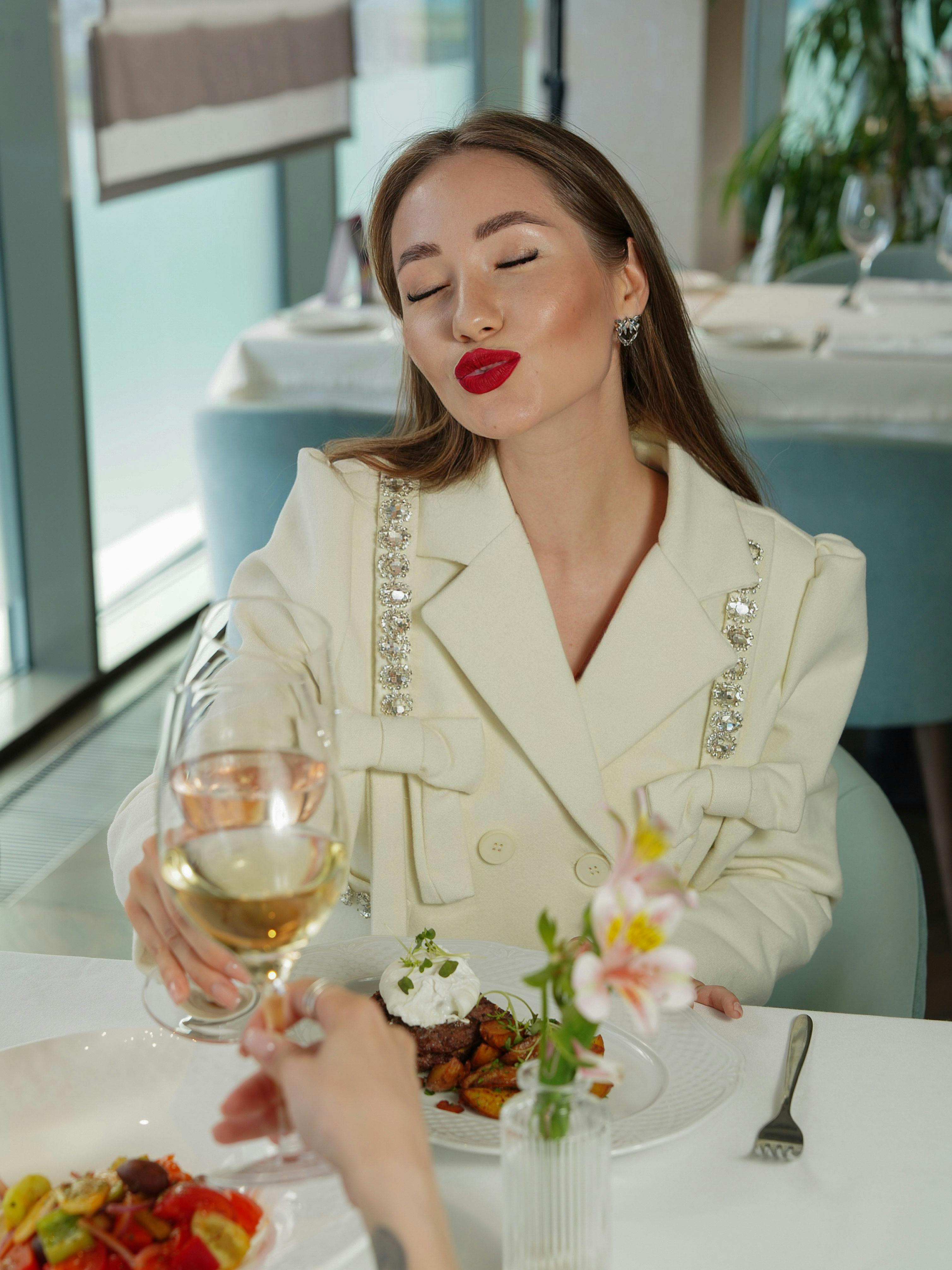 Una mujer bien vestida cenando en un restaurante | Fuente: Pexels