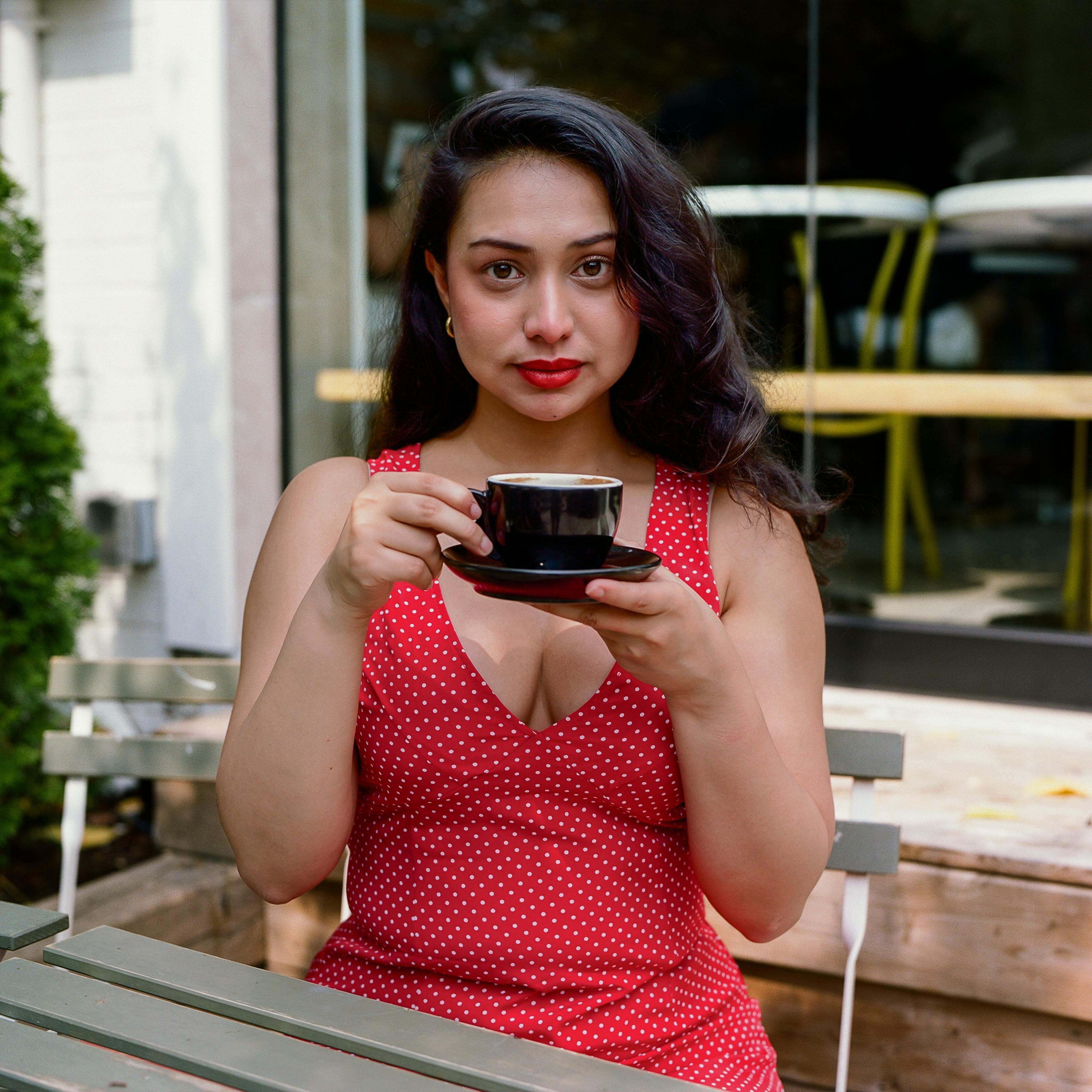 Mujer bebiendo café | Fuente: Pexels