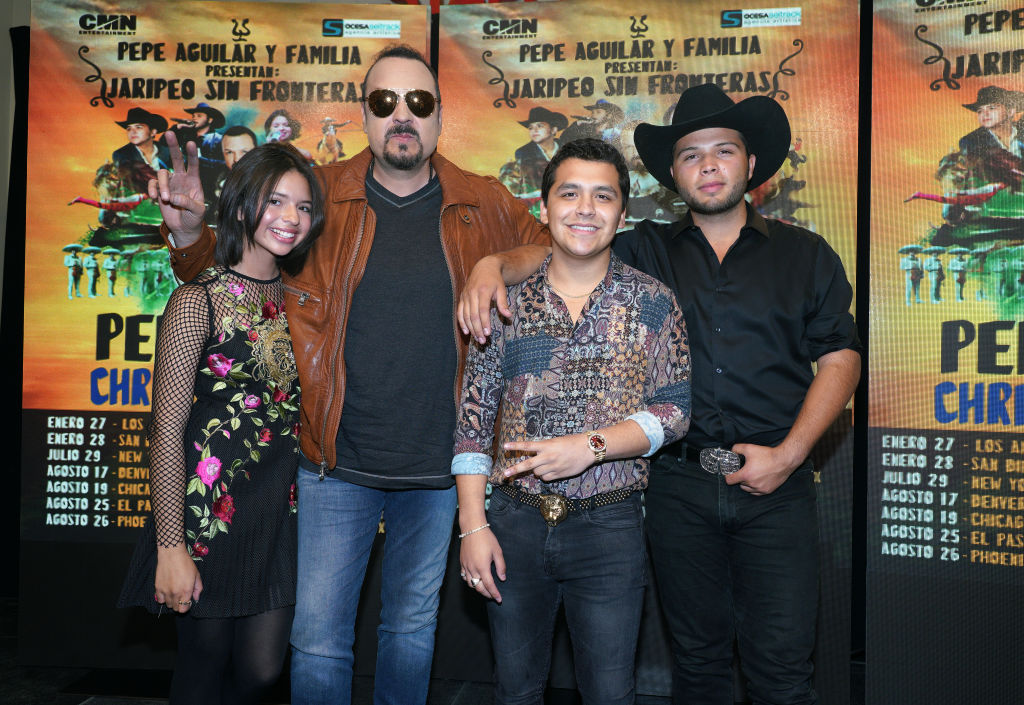 Ángela Aguilar, Pepe Aguilar, Christian Nodal, Leonardo Aguilar posan durante una conferencia de prensa para la próxima Gira 'Pepe Aguilar y Familia presentan; Jaripeo Sin Fronteras2 en el Staples Center el 10 de enero de 2018 en Los Ángeles, California. | Fuente: Getty Images