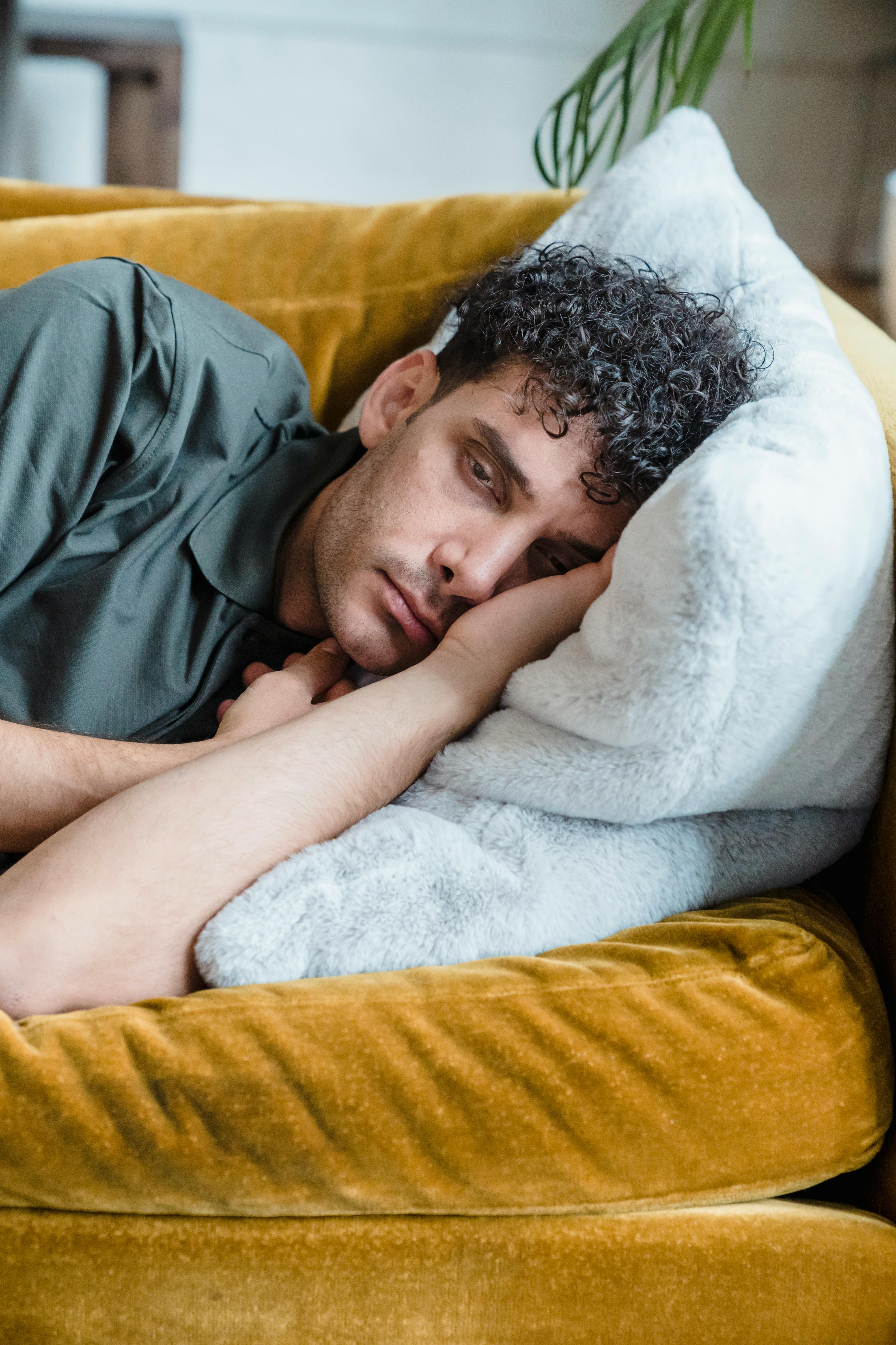 Un hombre durmiendo en un sofá | Fuente: Pexels
