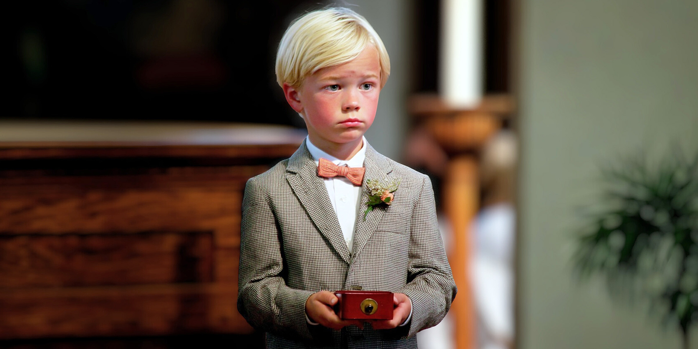 Un niño con una caja de anillos | Fuente: Morelimedia