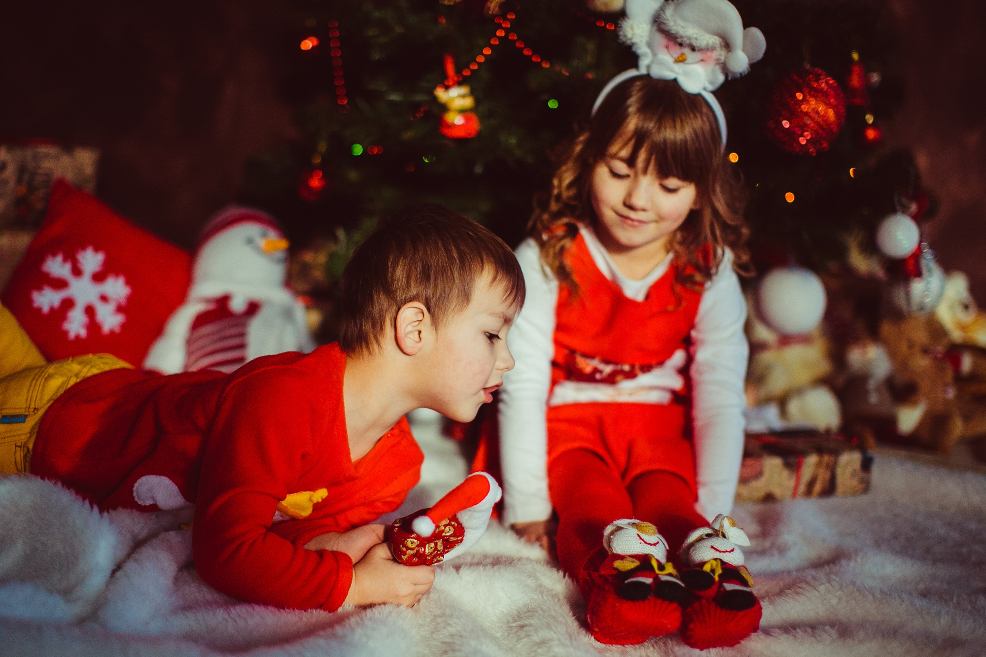 Niños jugando junto a un árbol de Navidad | Fuente: Freepik