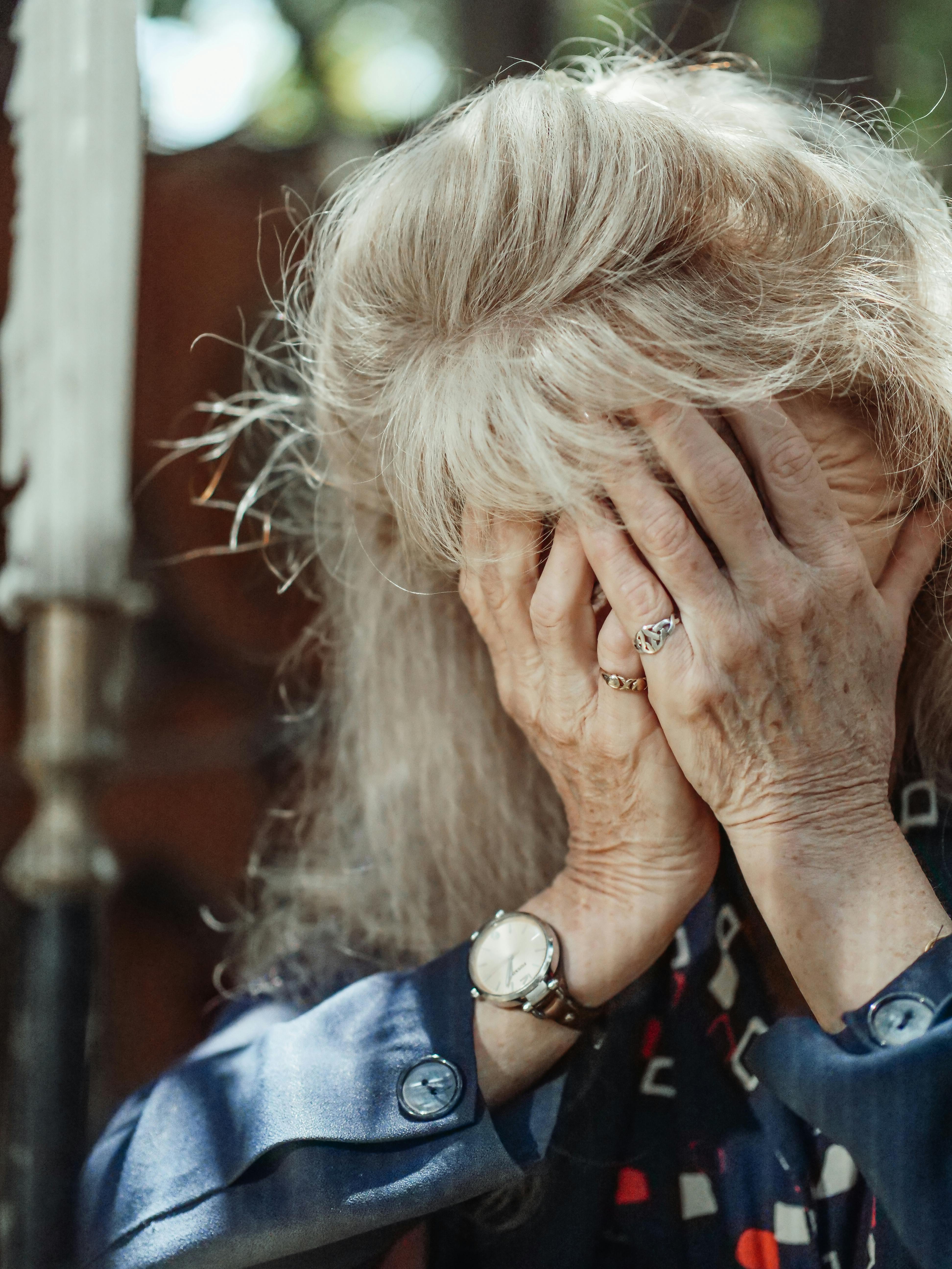 Una anciana sujetándose la cabeza | Fuente: Pexels