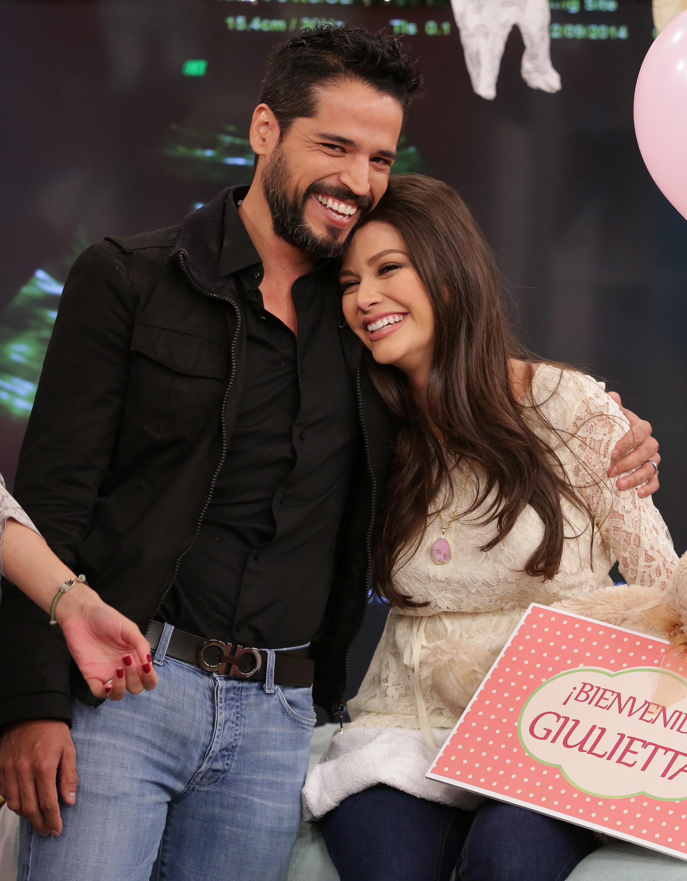 Luis Martínez y Ana Patricia Gámez en el set de Despierta América de Univisión, donde se reveló que ella está embarazada de una niña. Se realizó en la sede de Univisión el 9 de diciembre de 2014 en Miami, Florida. | Fuente: Getty Images