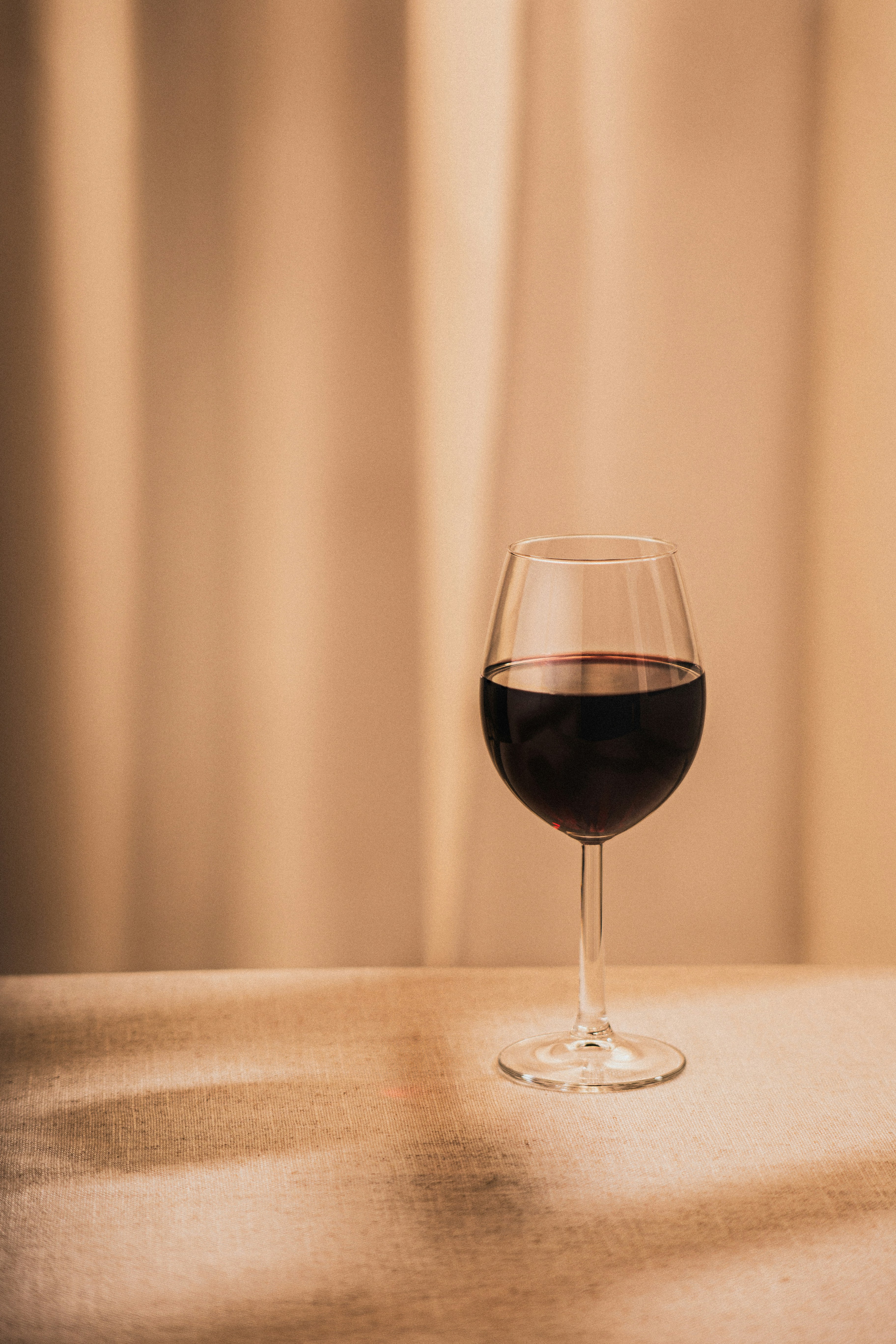 Una copa de vino sobre una mesa | Fuente: Unsplash
