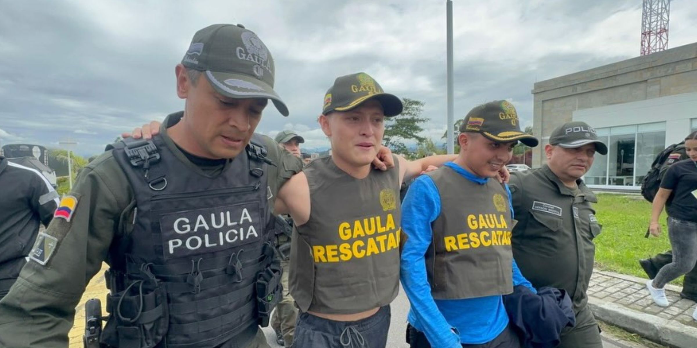 Miguel Ayala tras su rescate en compañía de la policía | Fuente: Instagram/directorpolicia