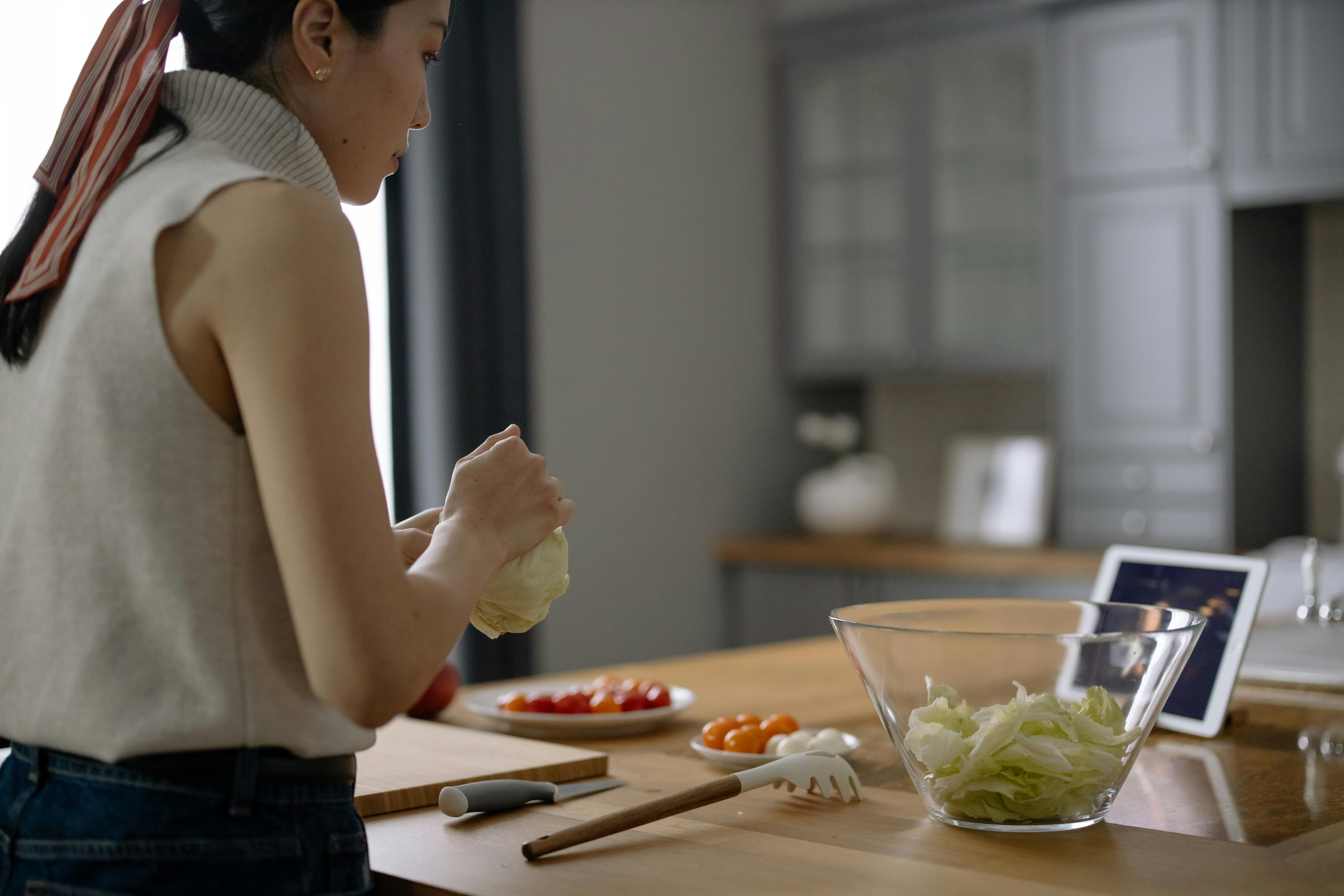 Una mujer preparando una comida | Fuente: Pexels