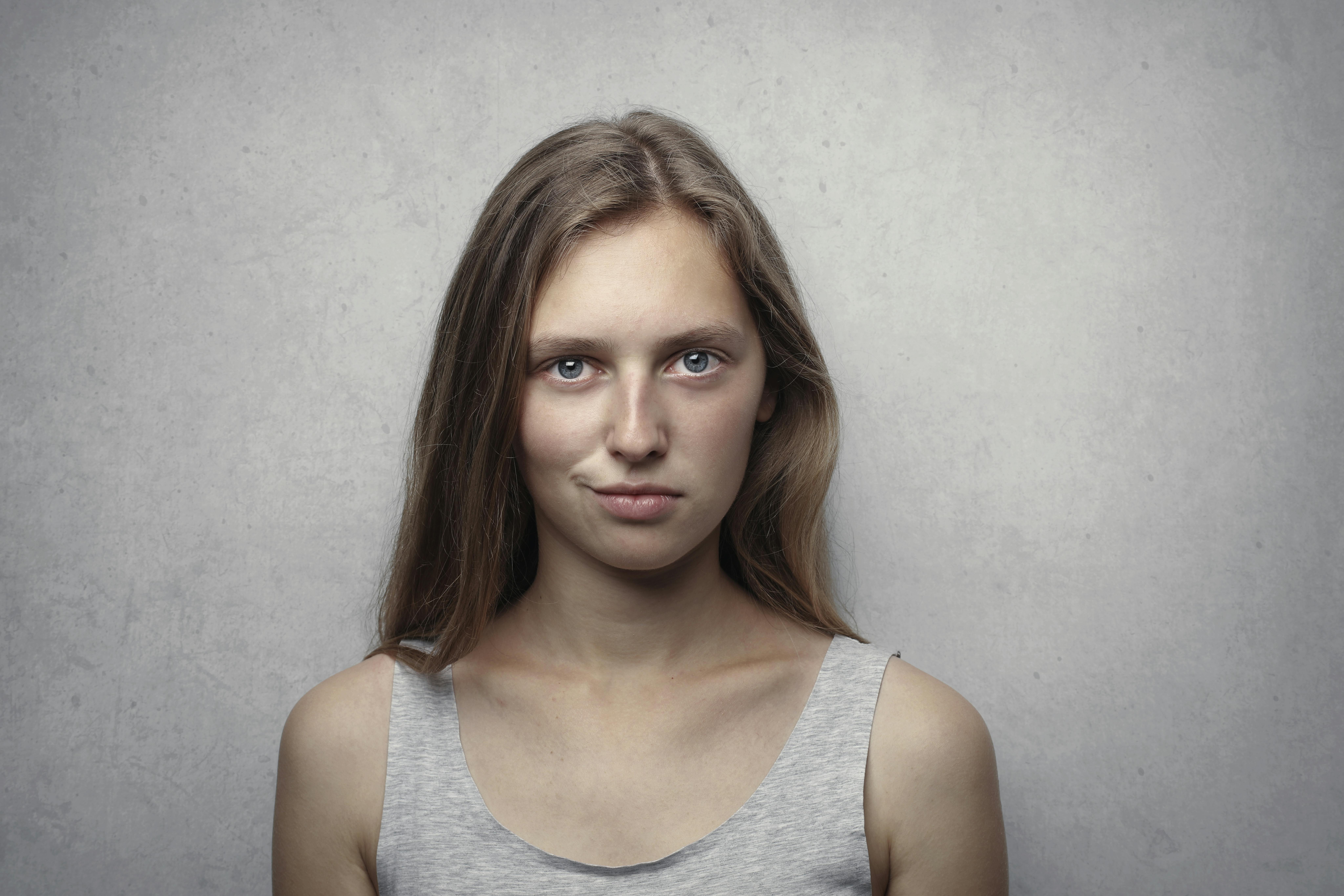 Primer plano de una mujer engreída | Fuente: Pexels