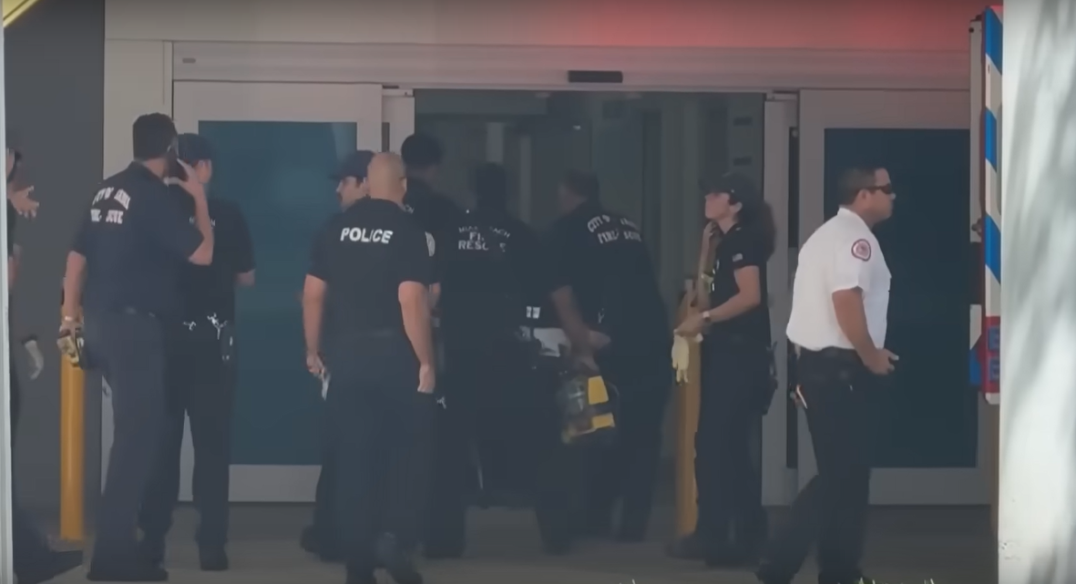 Rescatistas en la entrada del Jackson Memorial Hospital, donde fueron trasladadas las víctimas del choque en la Bahía de Biscayne en Miami | Fuente: YouTube/WPLG Local 10