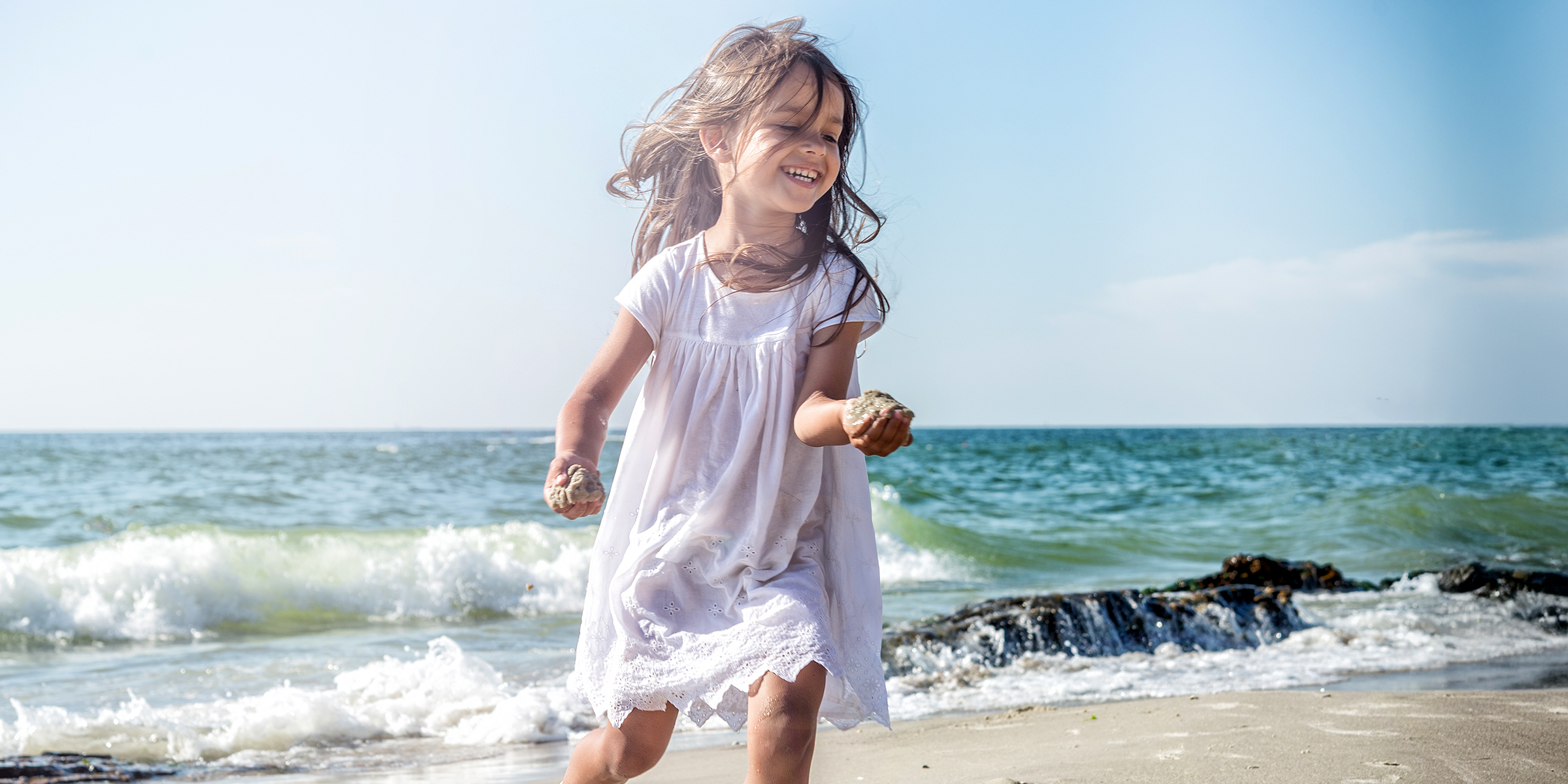 Una niña en la playa | Fuente: Shutterstock