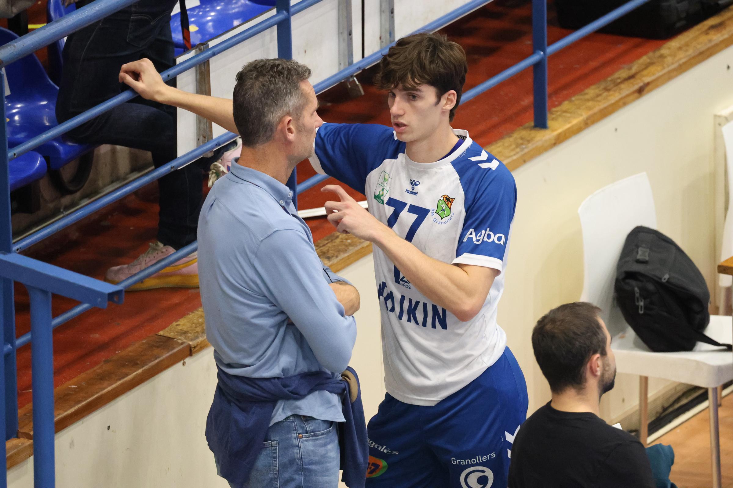 Iñaki Urdangarin y Pablo tras el partido, el 9 de noviembre de 2023, en Irún, España. | Fuente: Getty Images