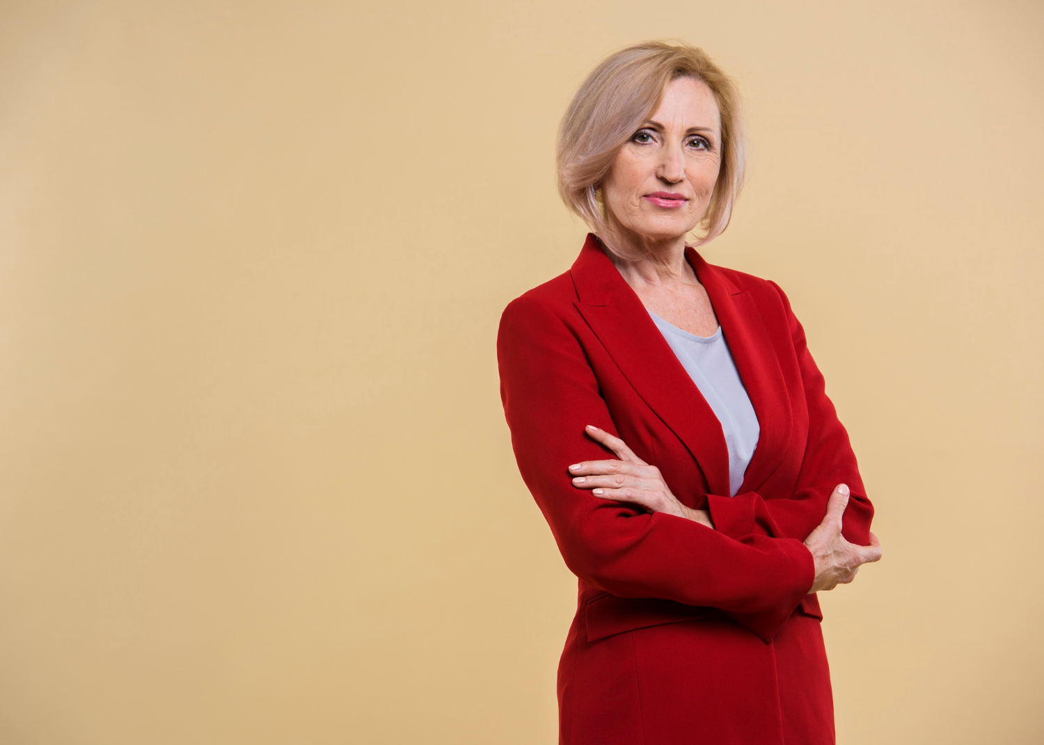 Una mujer mayor con los brazos cruzados | Fuente: Freepik