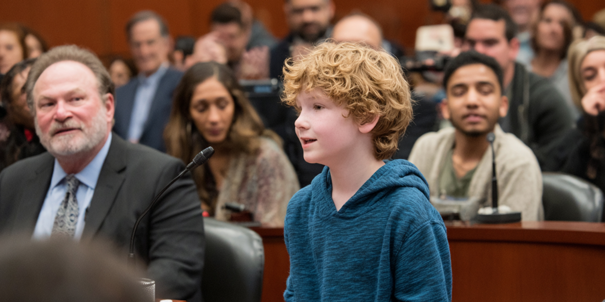 Un niño hablando ante el tribunal | Fuente: Barabola