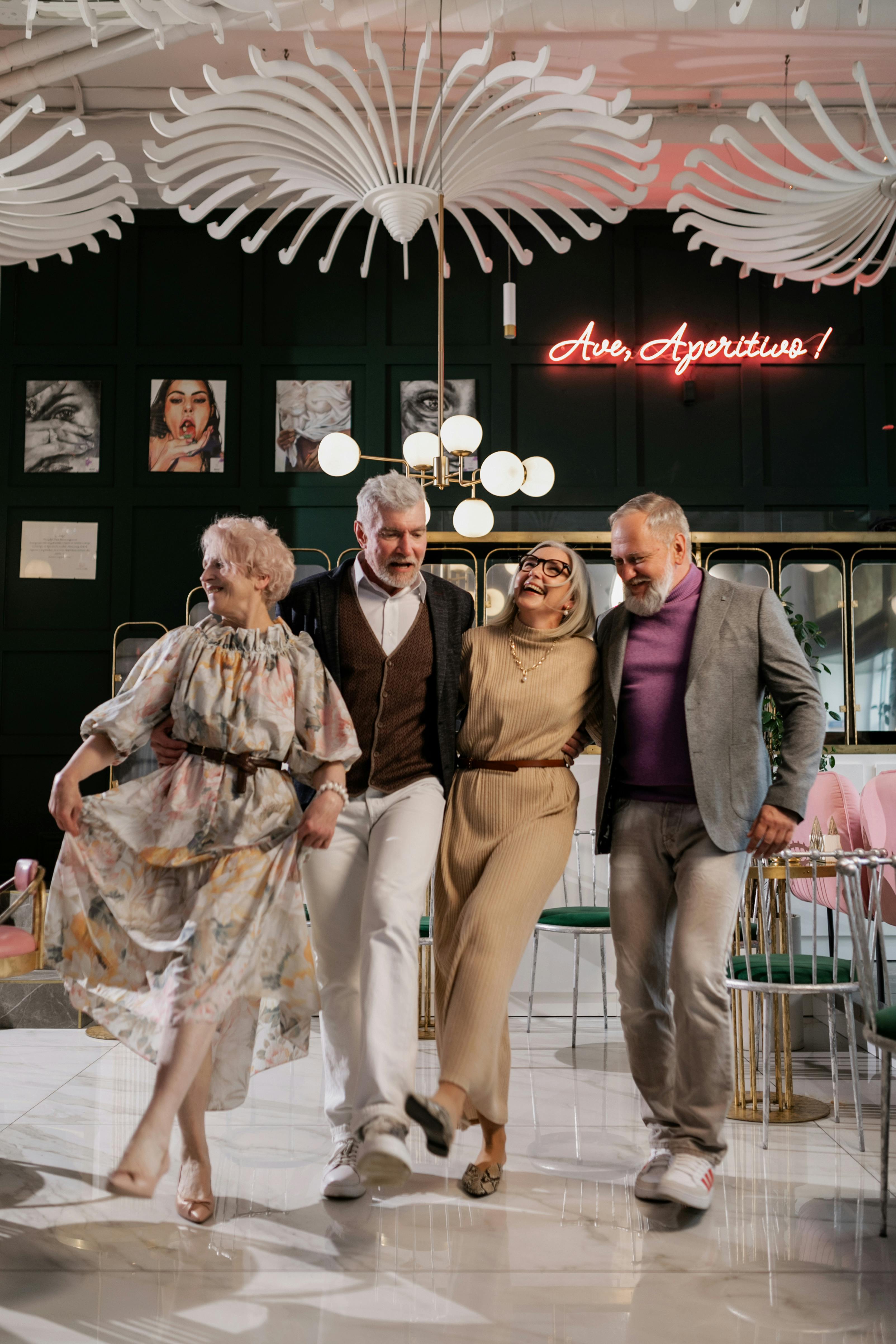 Un grupo de personas mayores felices bailando | Fuente: Pexels