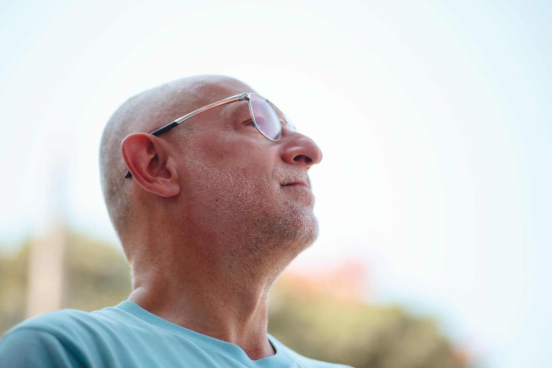 Un hombre mirando hacia arriba | Fuente: Pexels