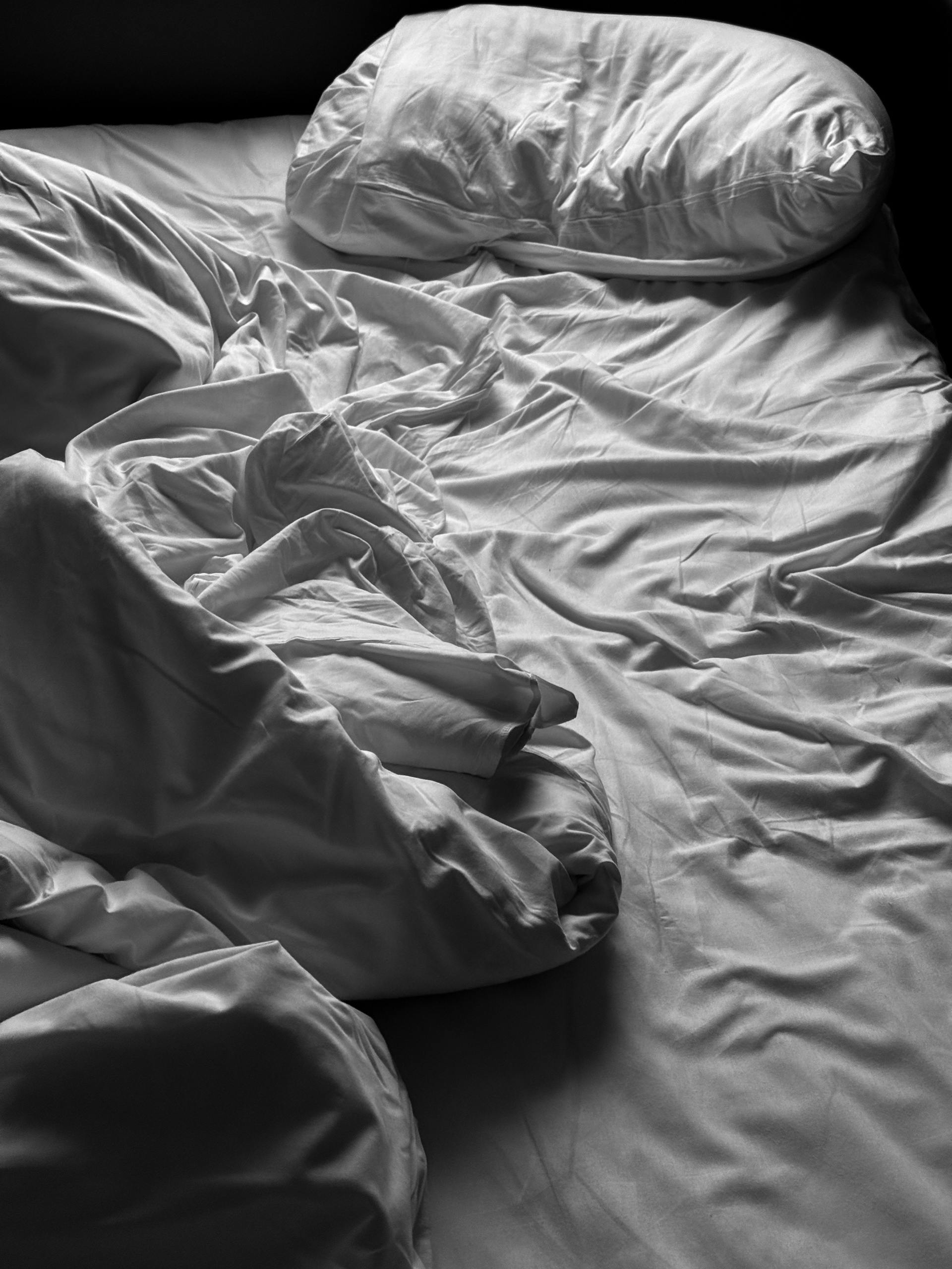 Ropa de cama arrugada sobre una cama vacía | Fuente: Pexels