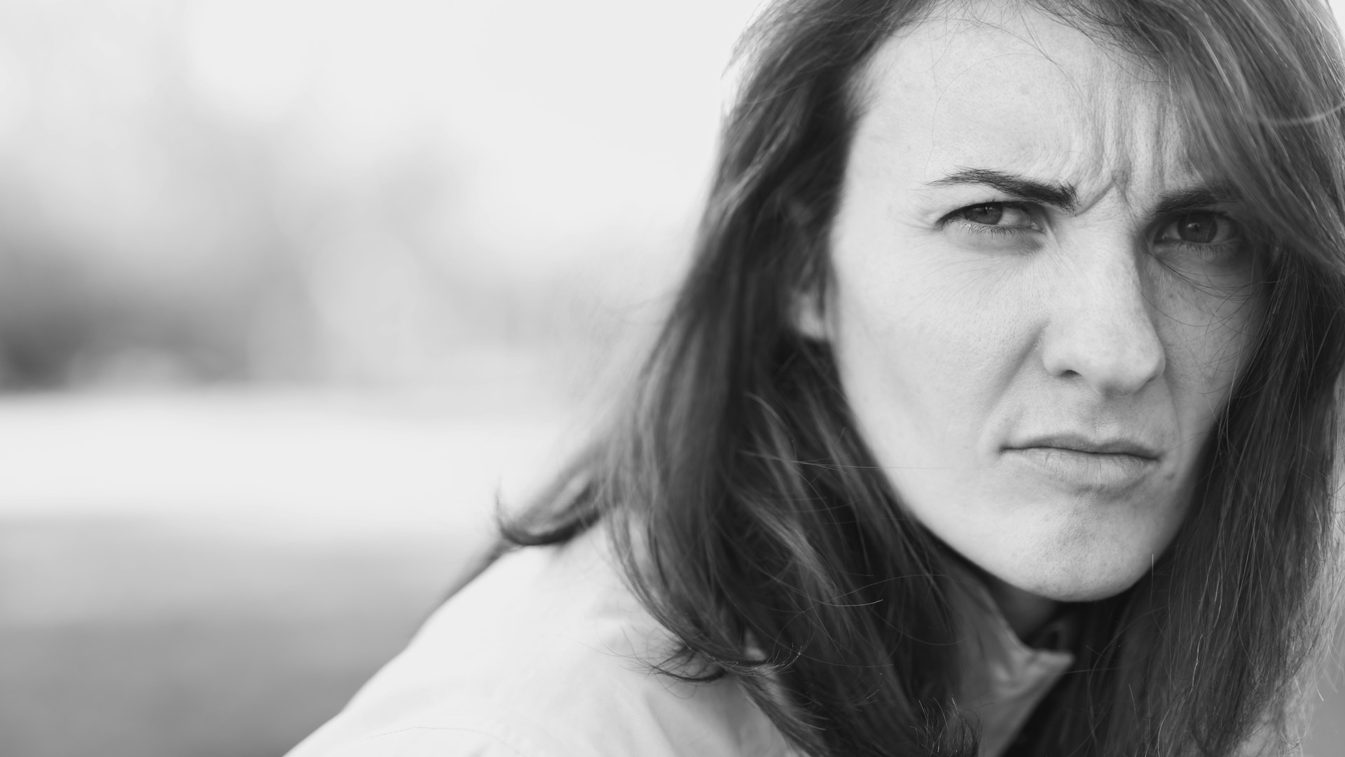 Una mujer frunciendo el ceño | Fuente: Unsplash