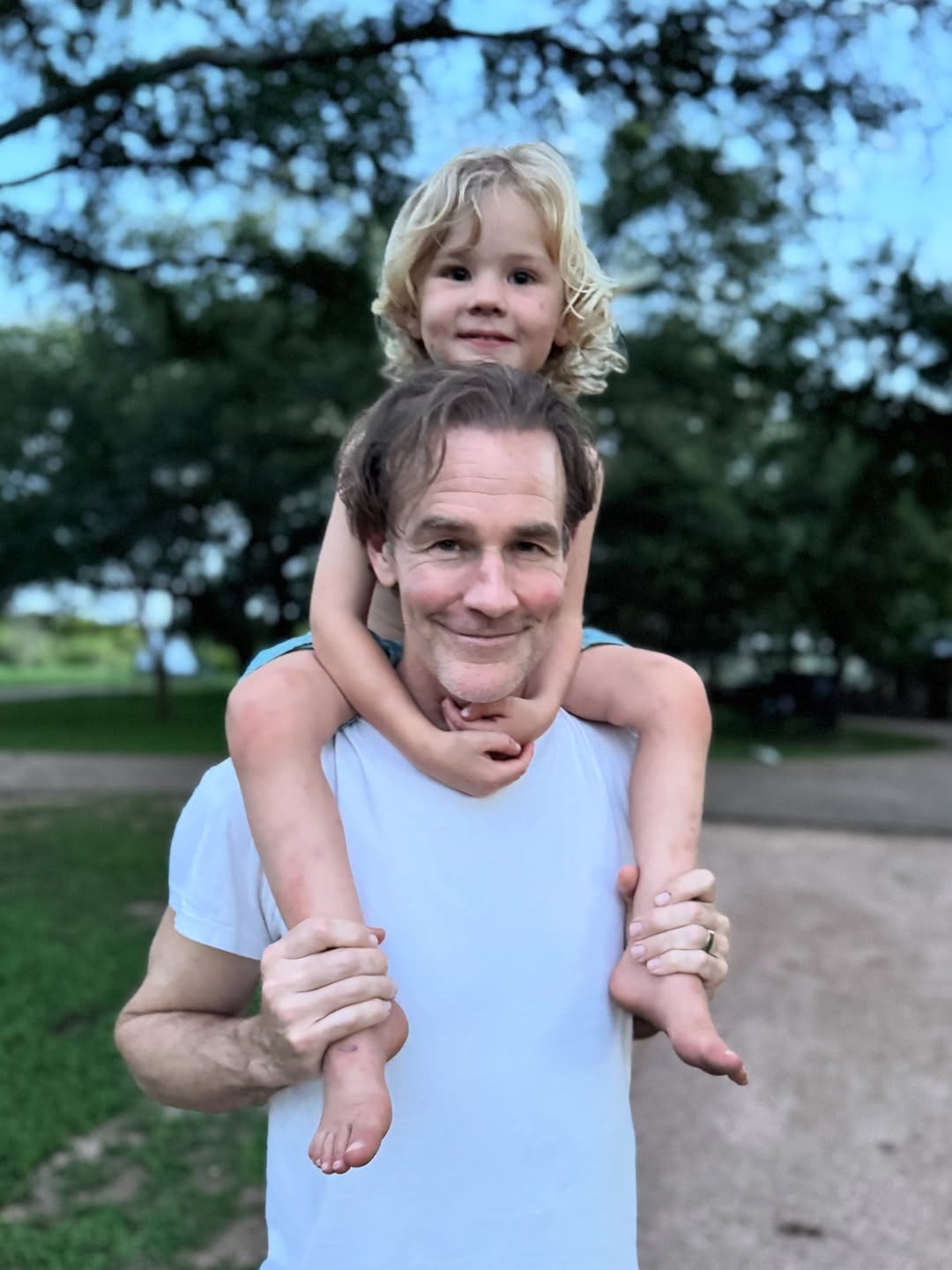 James Van Der Beek posando para una foto con su hijo a hombros, publicada el 11 de octubre de 2025. | Fuente: Instagram/vanderjames