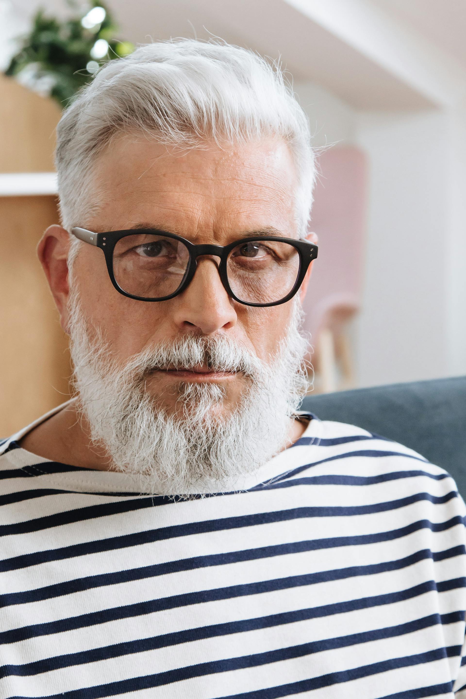 Un hombre con cara de enfado | Fuente: Pexels